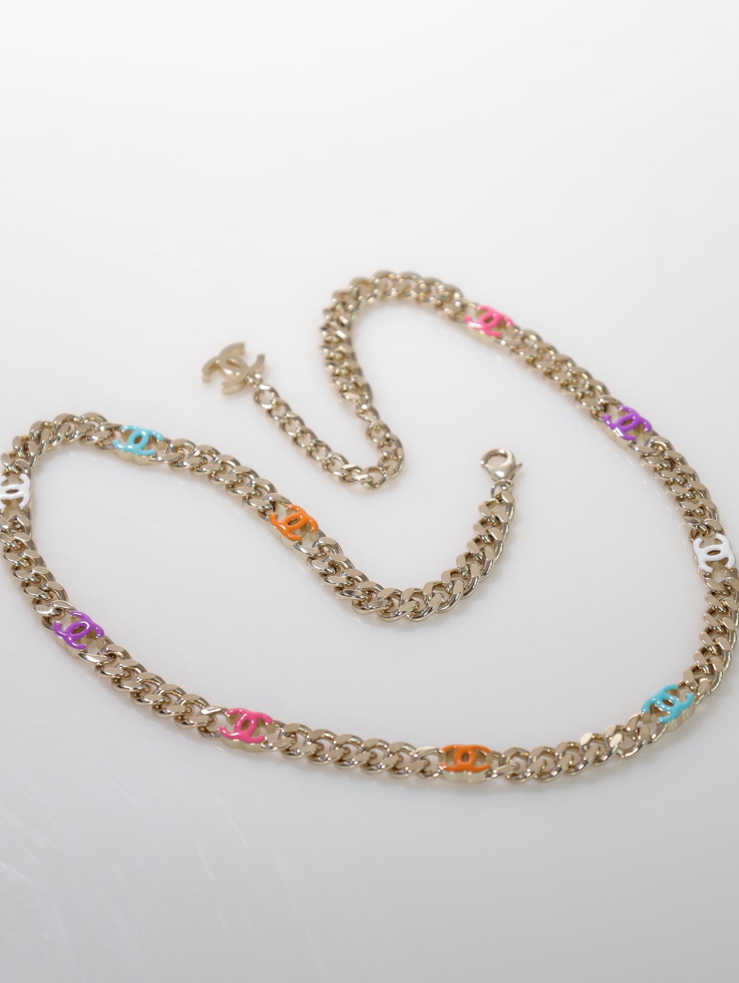 CHANEL Halskette mit farbigen CC Logos lang