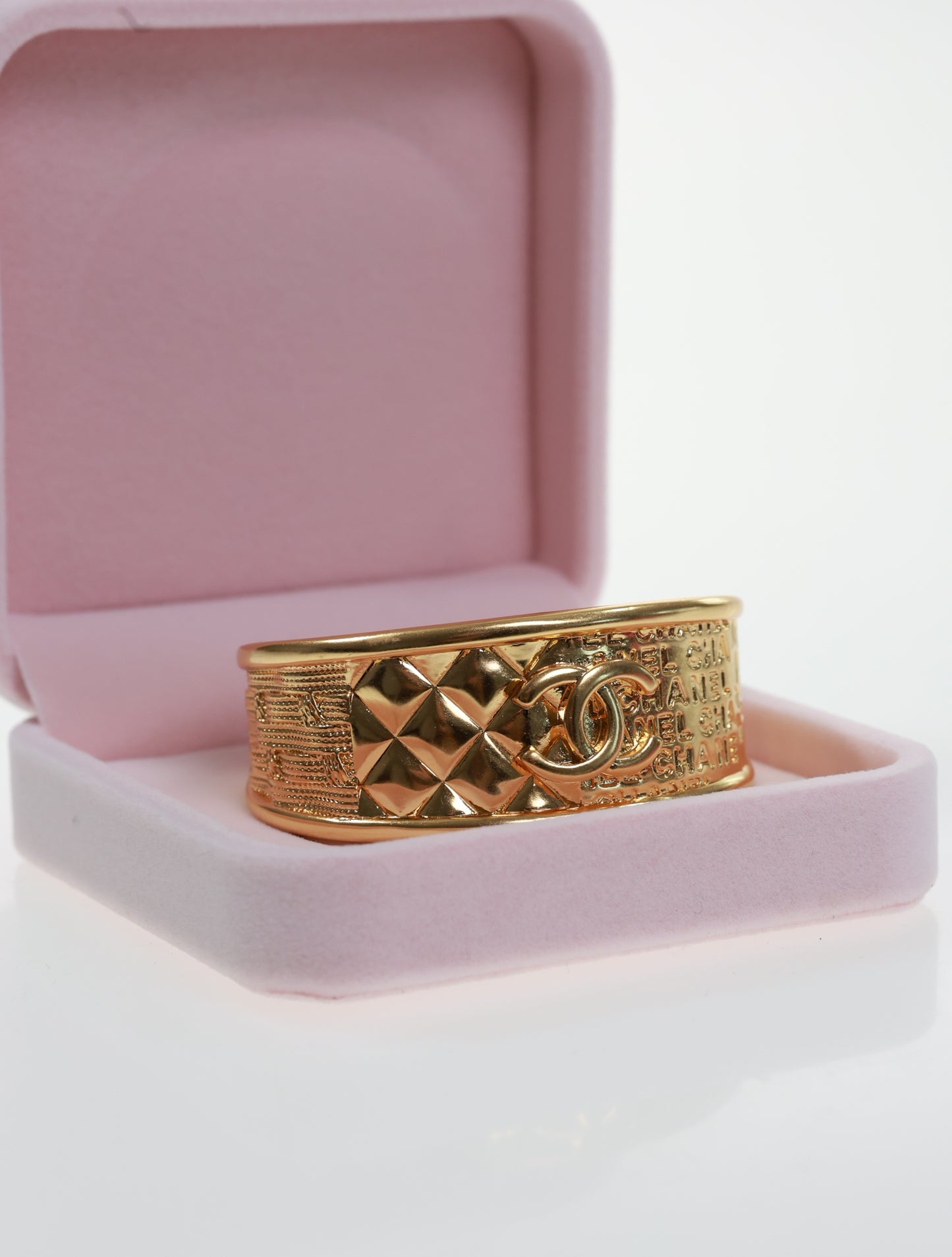 CHANEL Armband Armspange Armreif Gold CC