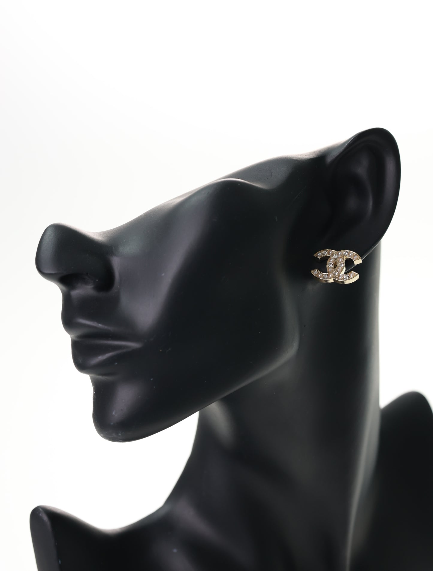 Orecchini CHANEL pendenti con grandi strass di perle CC