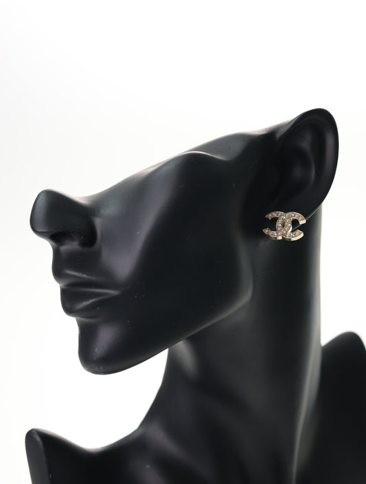 Orecchini CHANEL pendenti con grandi strass di perle CC