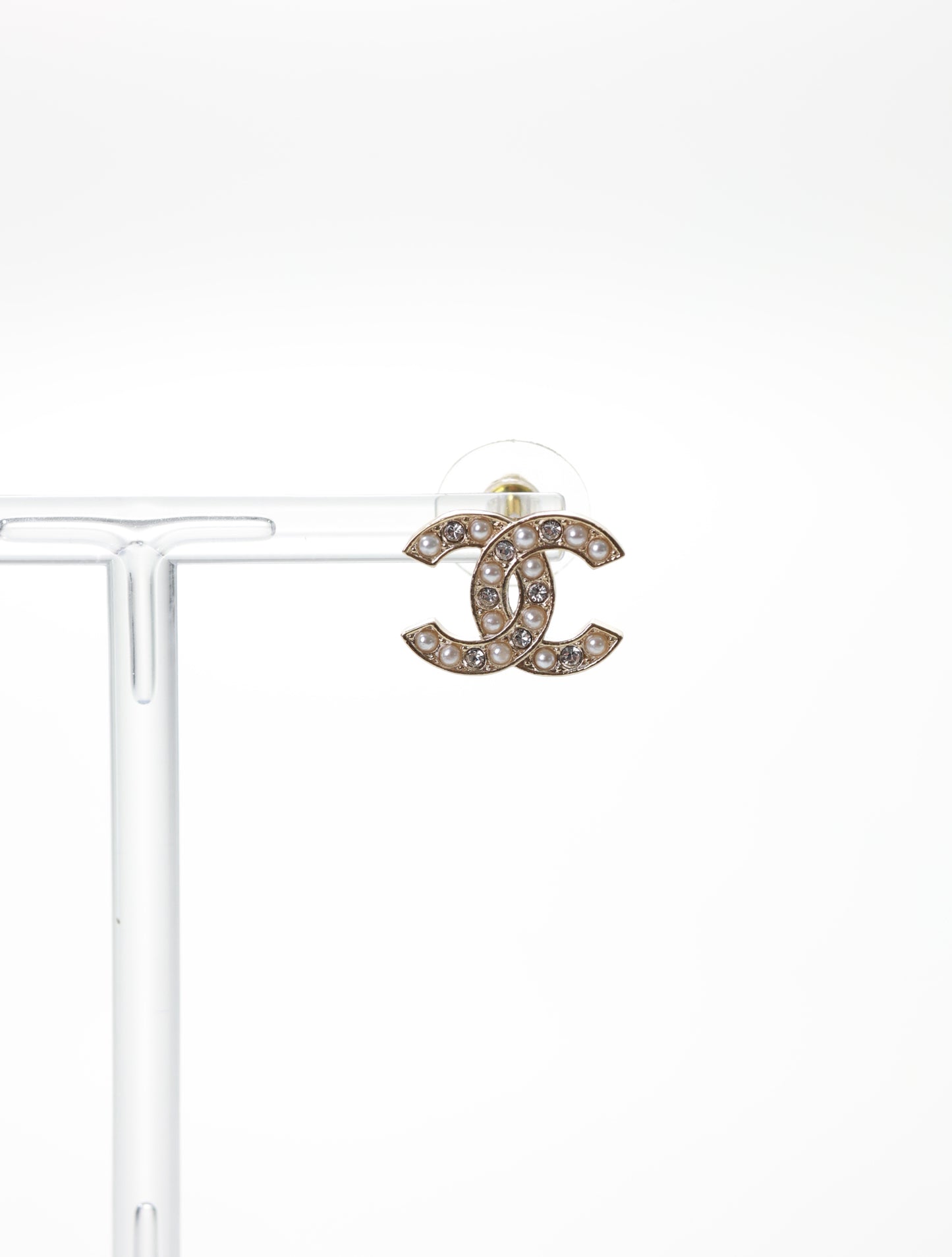 Orecchini CHANEL pendenti con grandi strass di perle CC