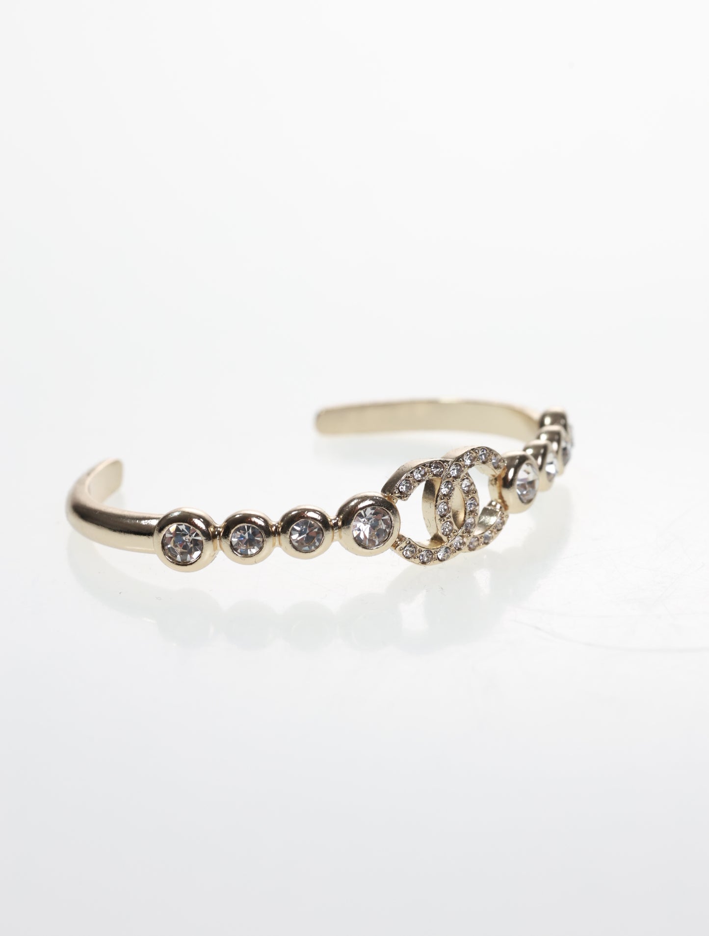 CHANEL Armband Armreif Gold CC Strass