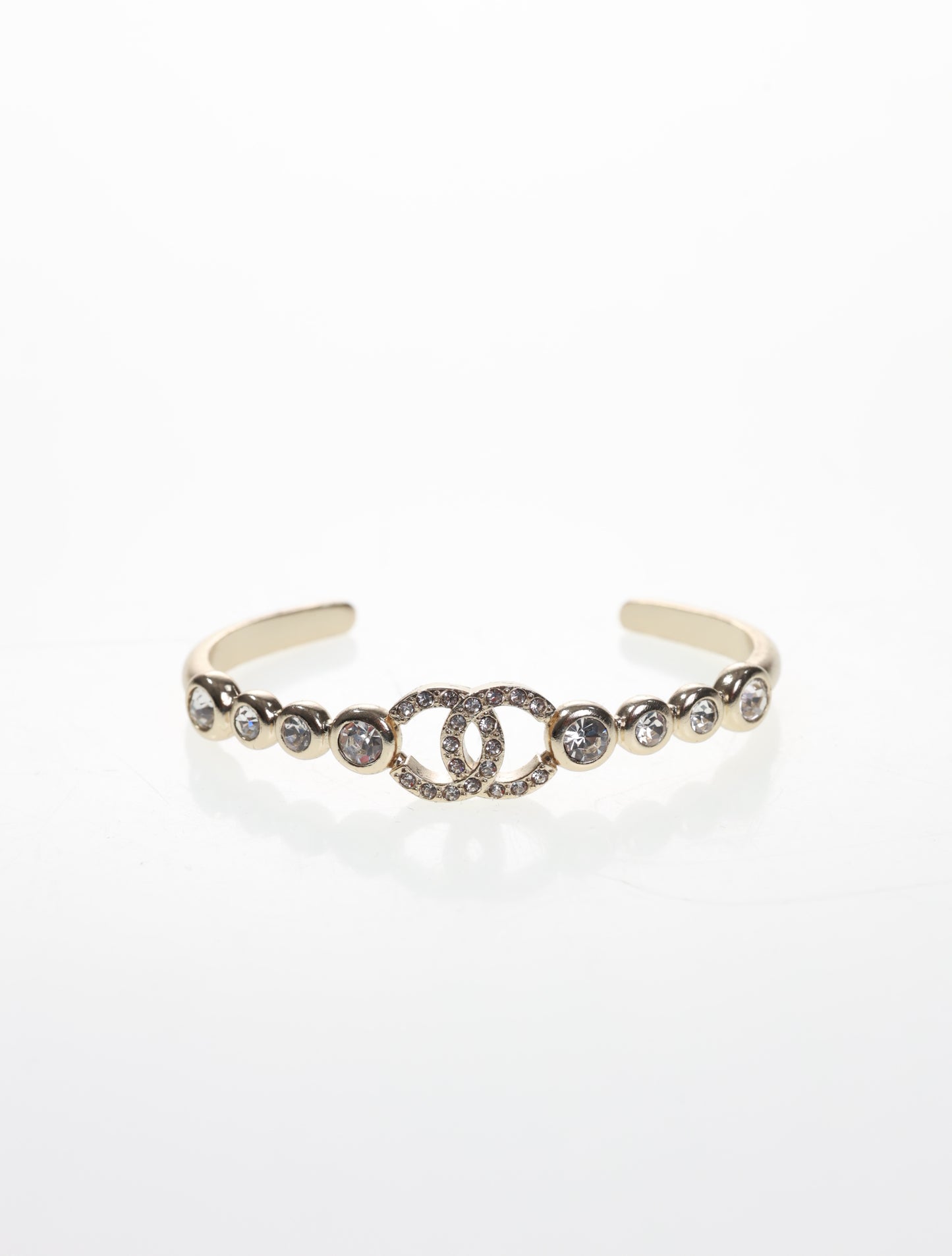 CHANEL Armband Armreif Gold CC Strass