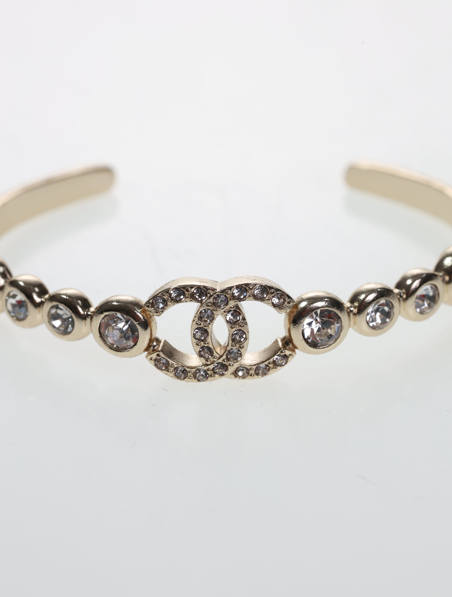 CHANEL Armband Armreif Gold CC Strass