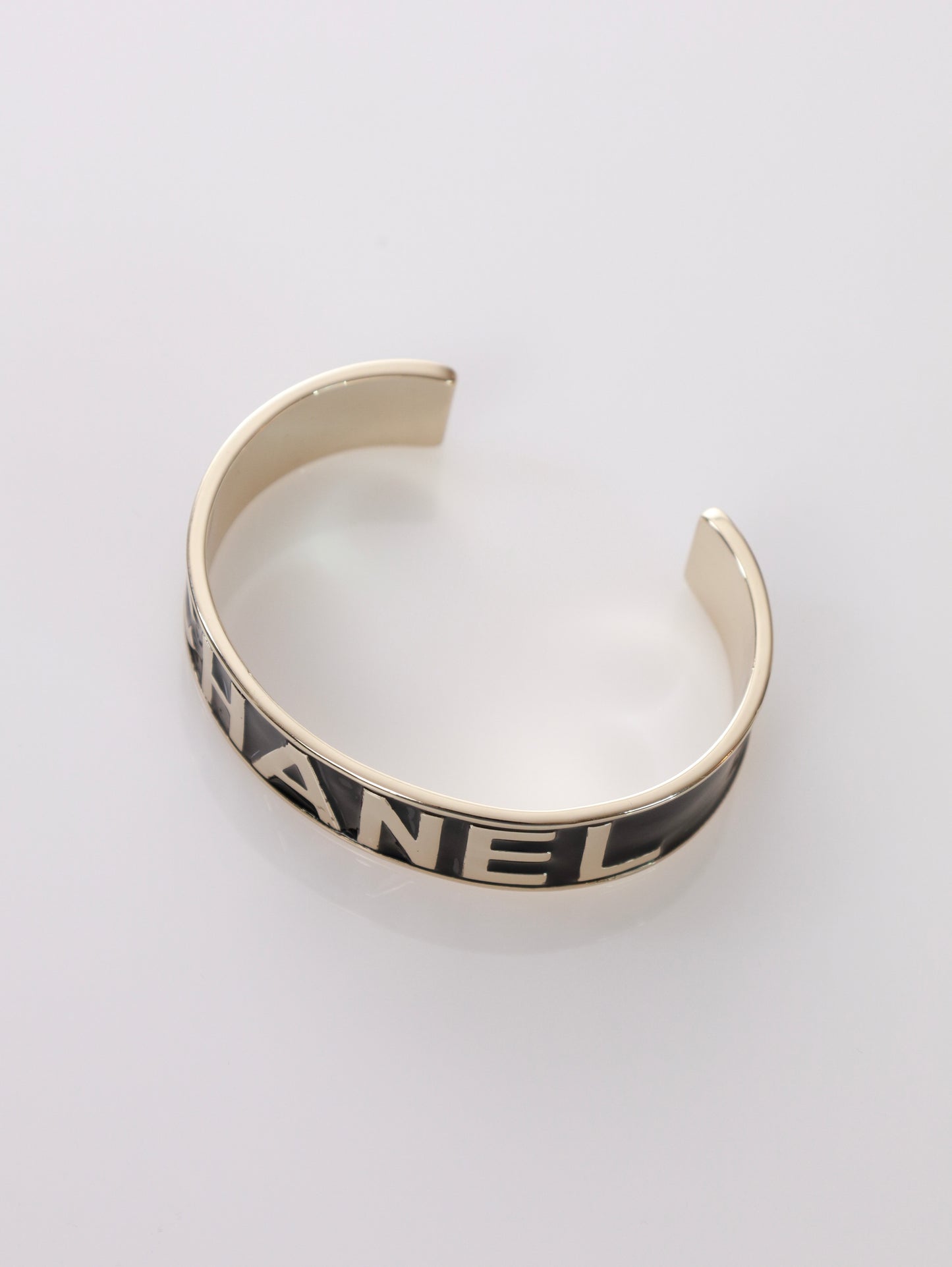 CHANEL Armband Armreif XL CC Gold und Schwarz