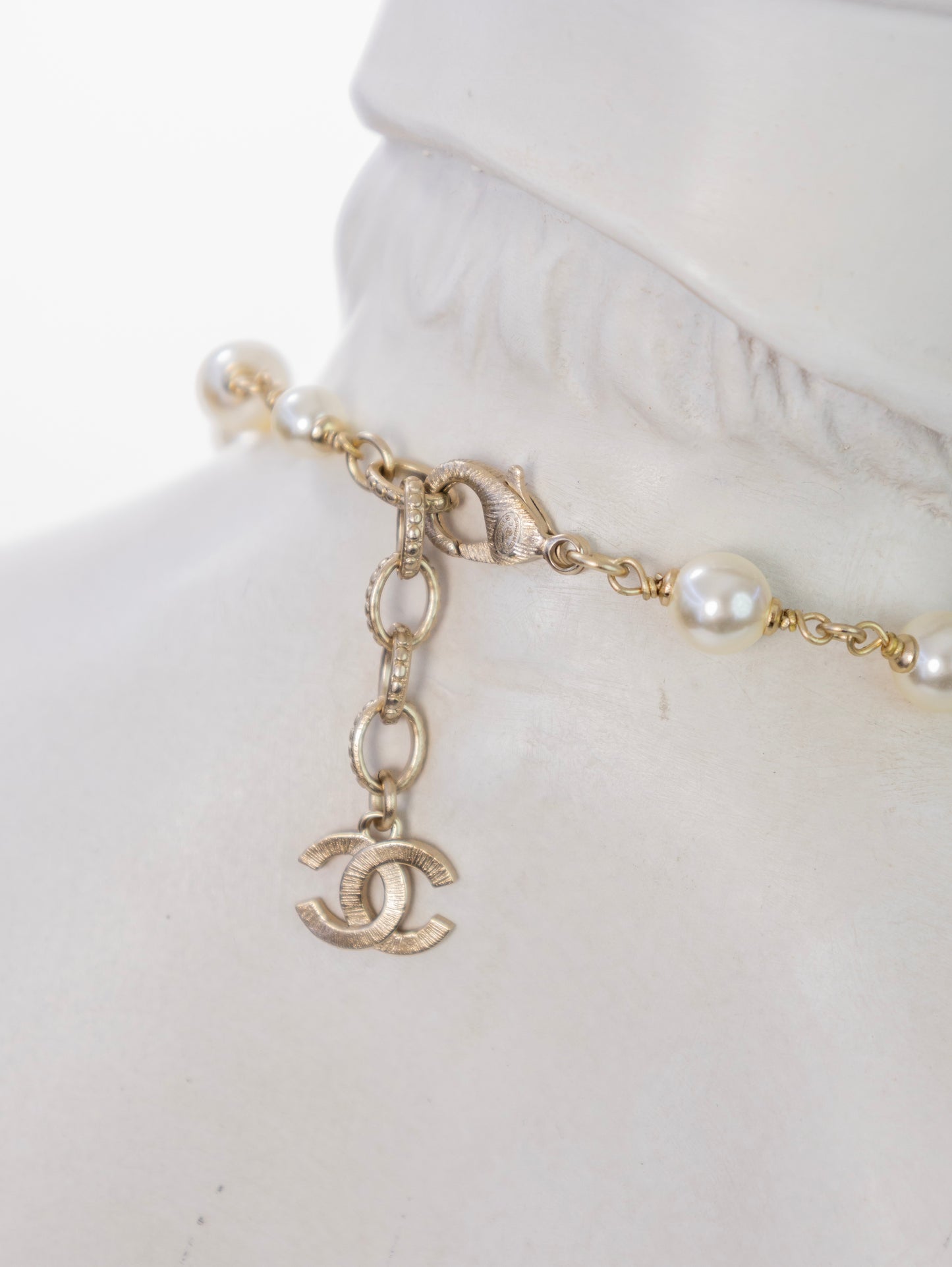 CHANEL Kette großes CC lange Halskette Gold mit Perlen