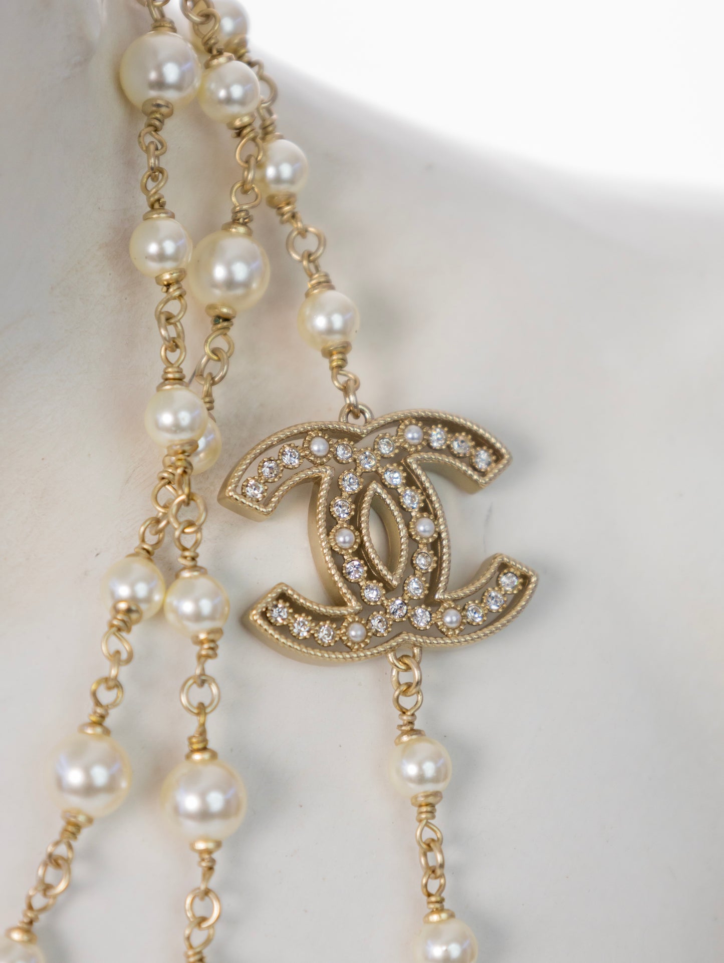 CHANEL Kette großes CC lange Halskette Gold mit Perlen