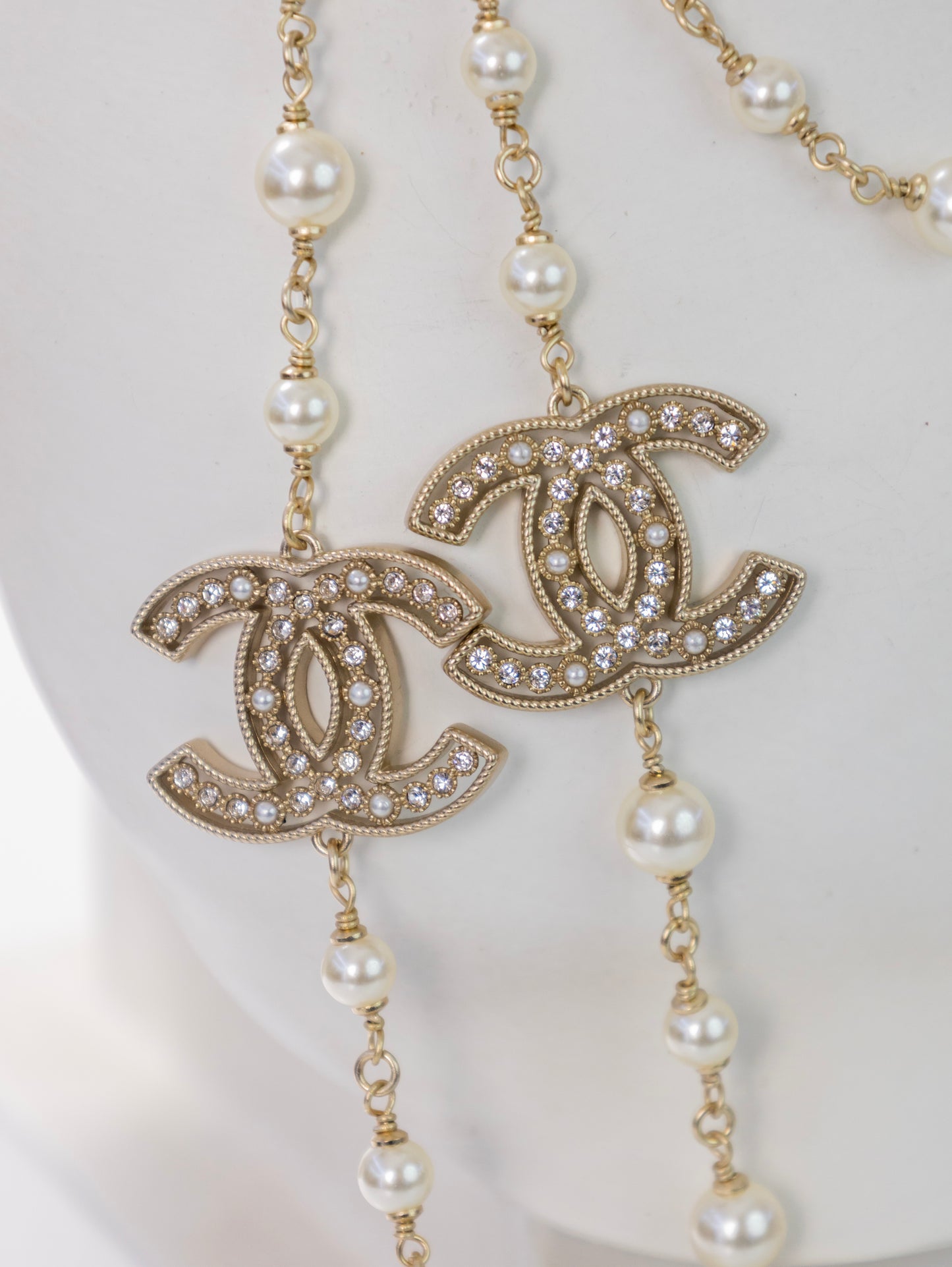 CHANEL Kette großes CC lange Halskette Gold mit Perlen