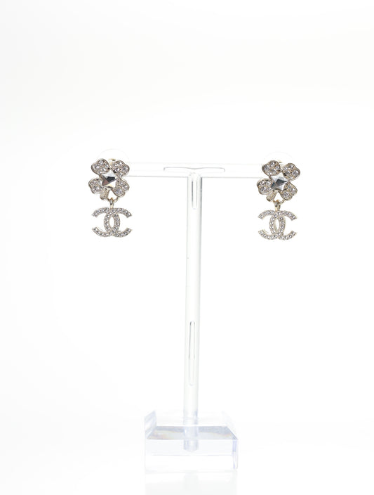 CHANEL Ohrringe Ohrstecker Kleeblatt mit CC Anhänger Strass Silber