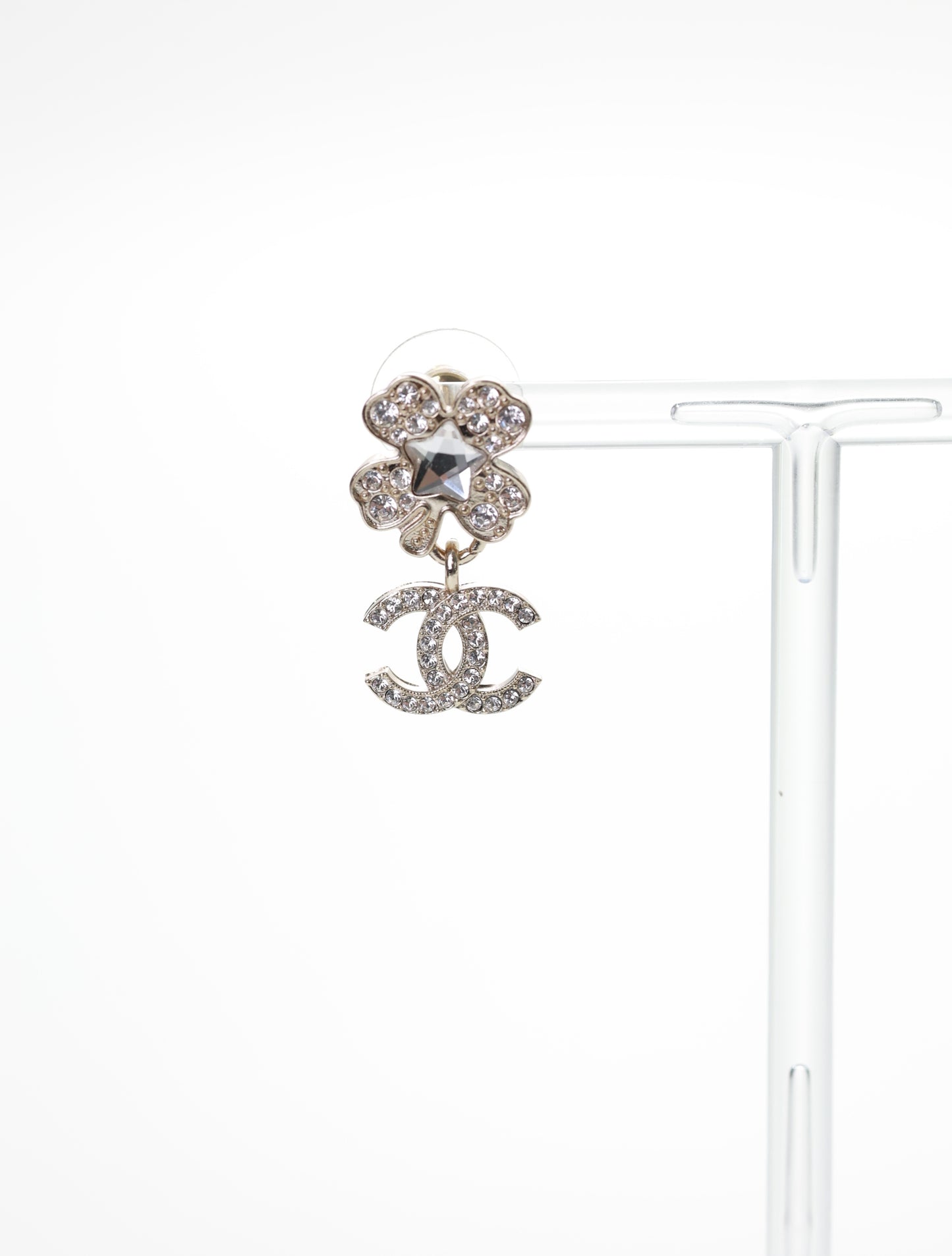 CHANEL Ohrringe Ohrstecker Kleeblatt mit CC Anhänger Strass Silber