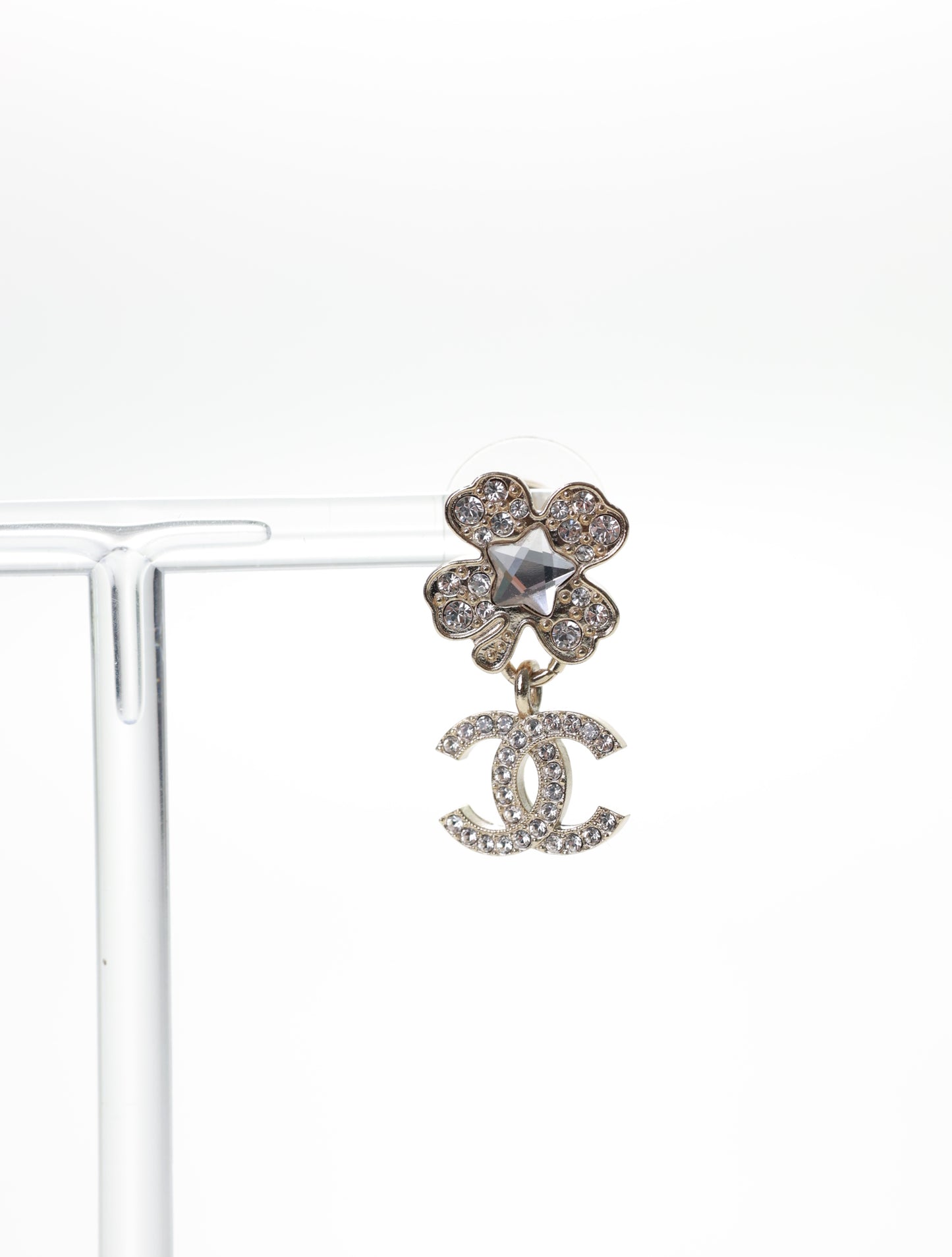 CHANEL Ohrringe Ohrstecker Kleeblatt mit CC Anhänger Strass Silber