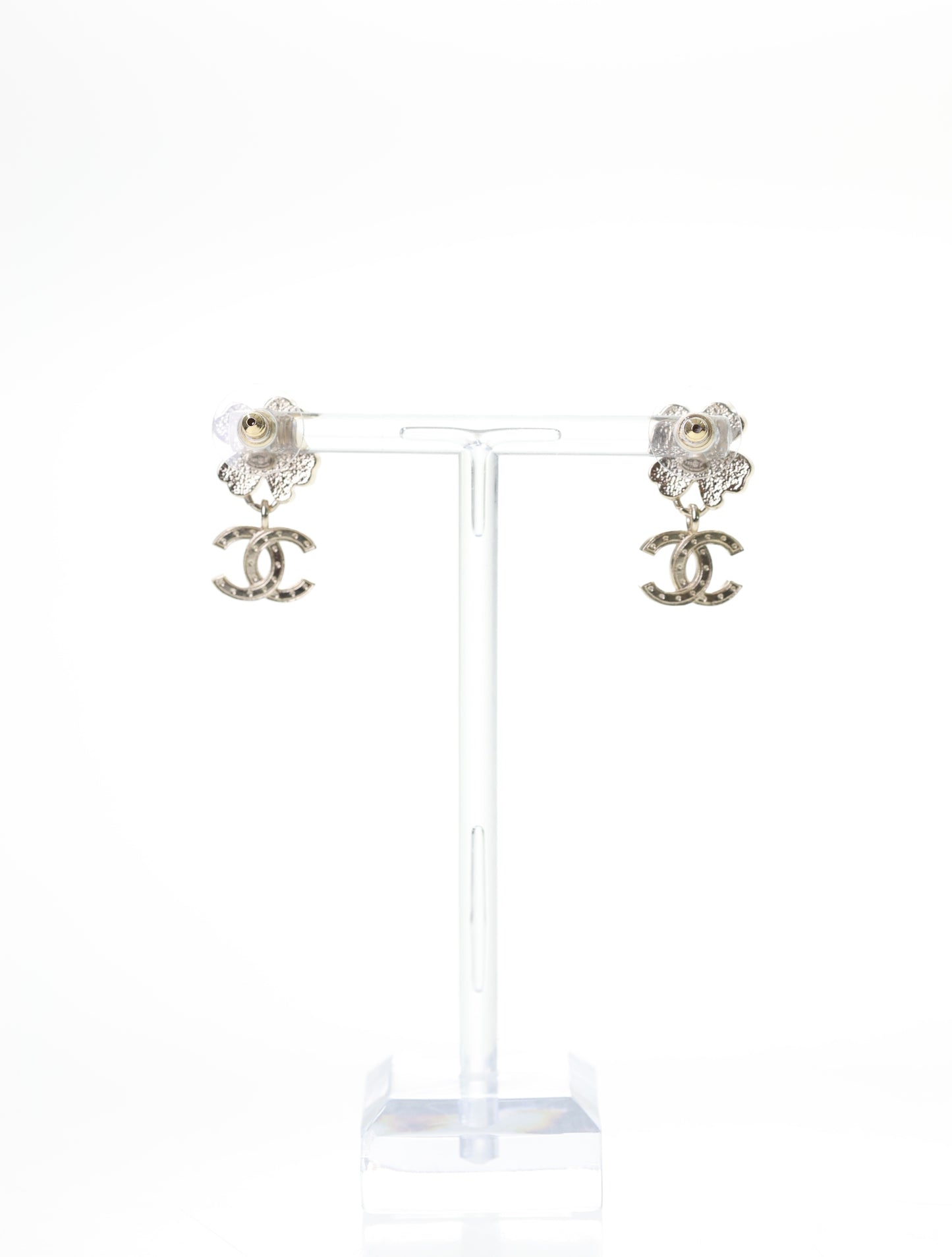 CHANEL Ohrringe Ohrstecker Kleeblatt mit CC Anhänger Strass Silber