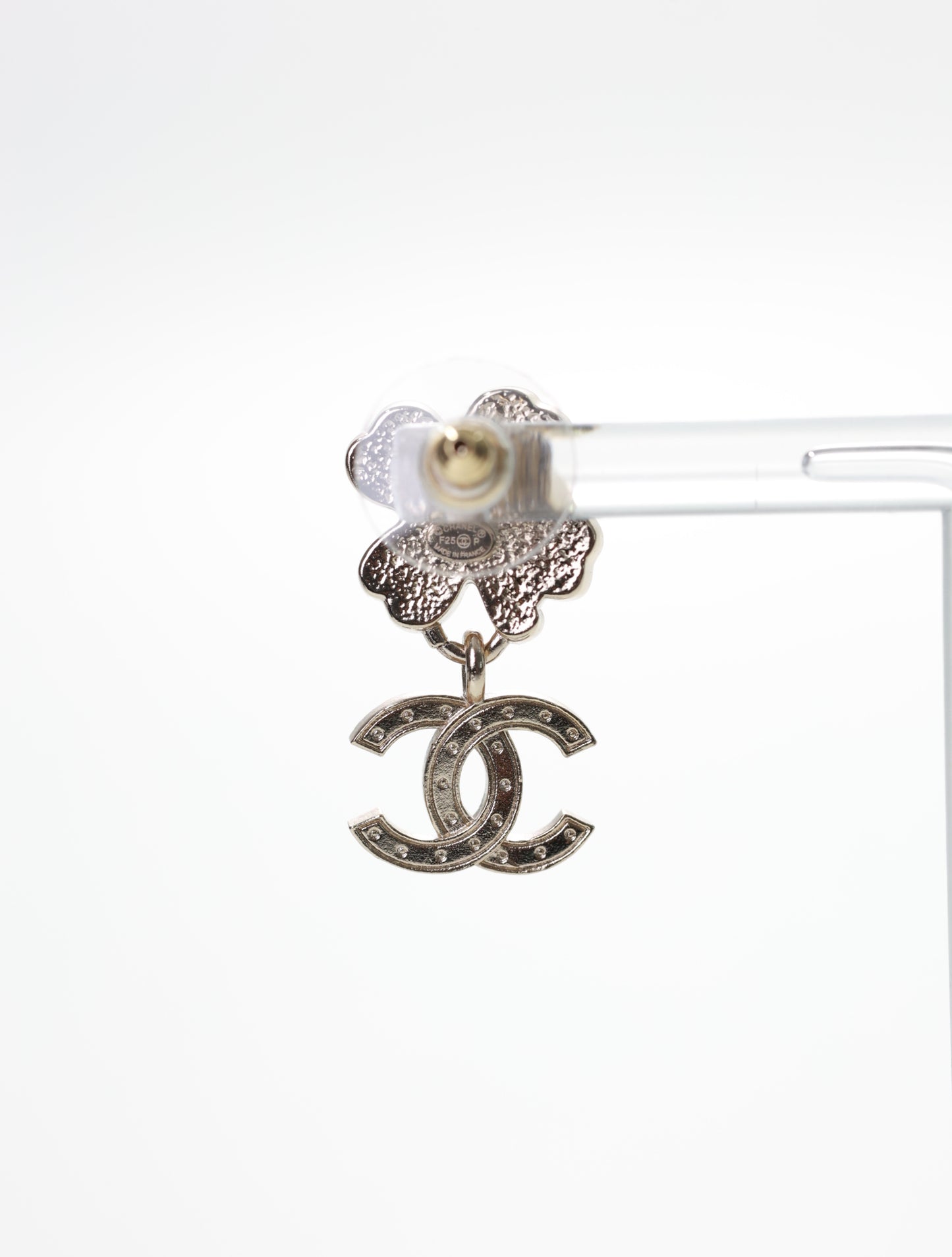 CHANEL Ohrringe Ohrstecker Kleeblatt mit CC Anhänger Strass Silber