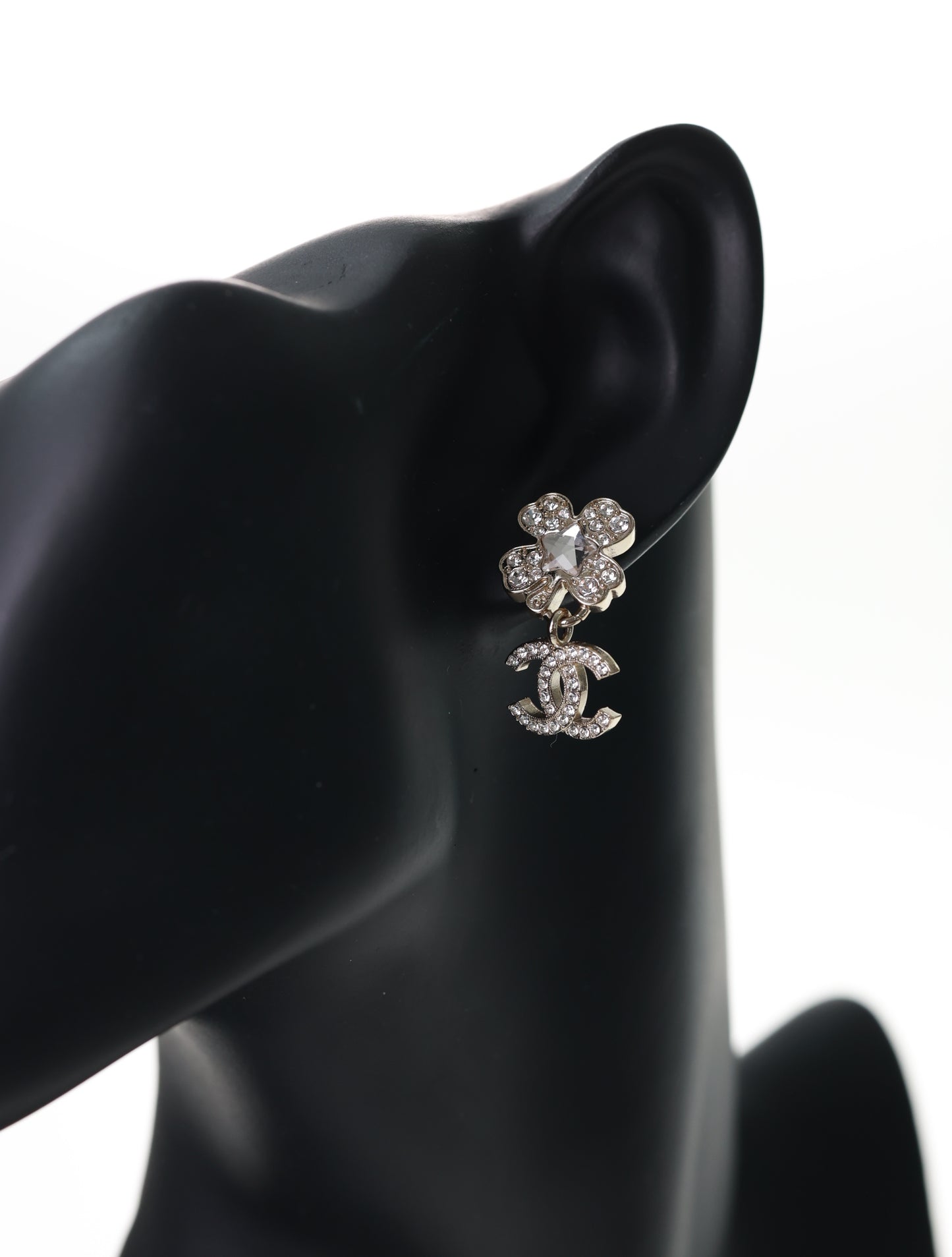 CHANEL Ohrringe Ohrstecker Kleeblatt mit CC Anhänger Strass Silber