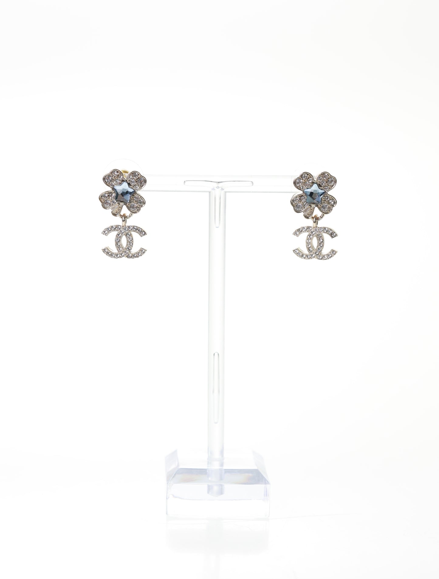 CHANEL Ohrringe Ohrstecker Kleeblatt mit CC Anhänger Strass Silber