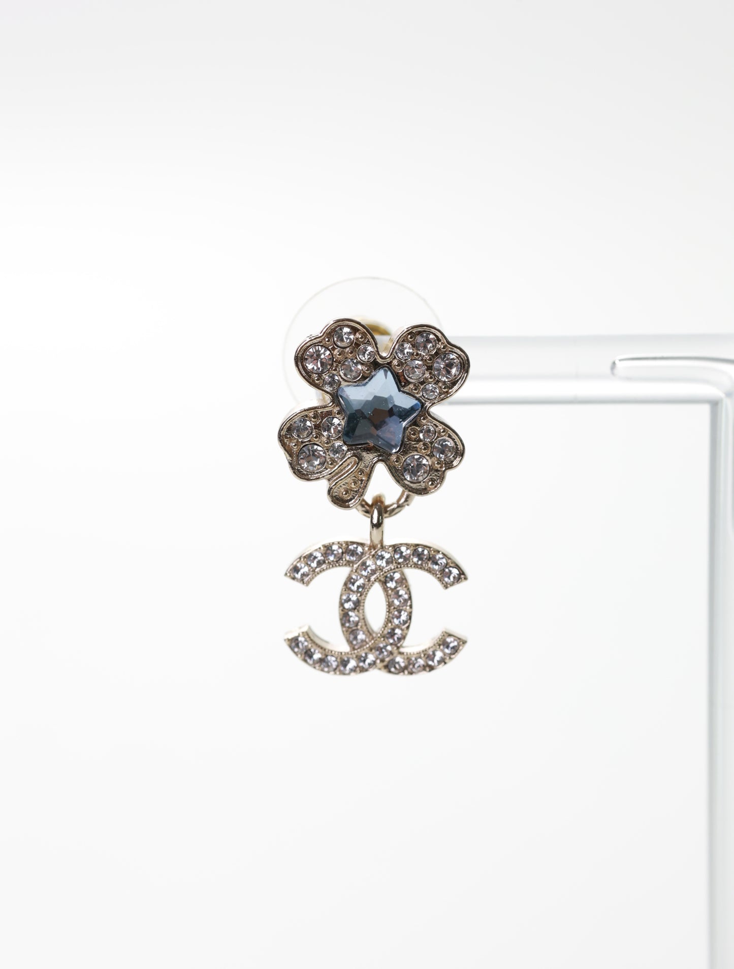 CHANEL Ohrringe Ohrstecker Kleeblatt mit CC Anhänger Strass Silber