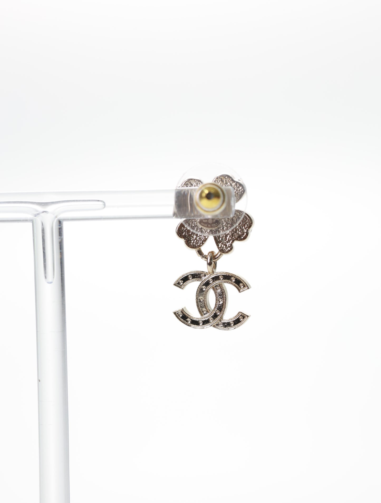 CHANEL Ohrringe Ohrstecker Kleeblatt mit CC Anhänger Strass Silber