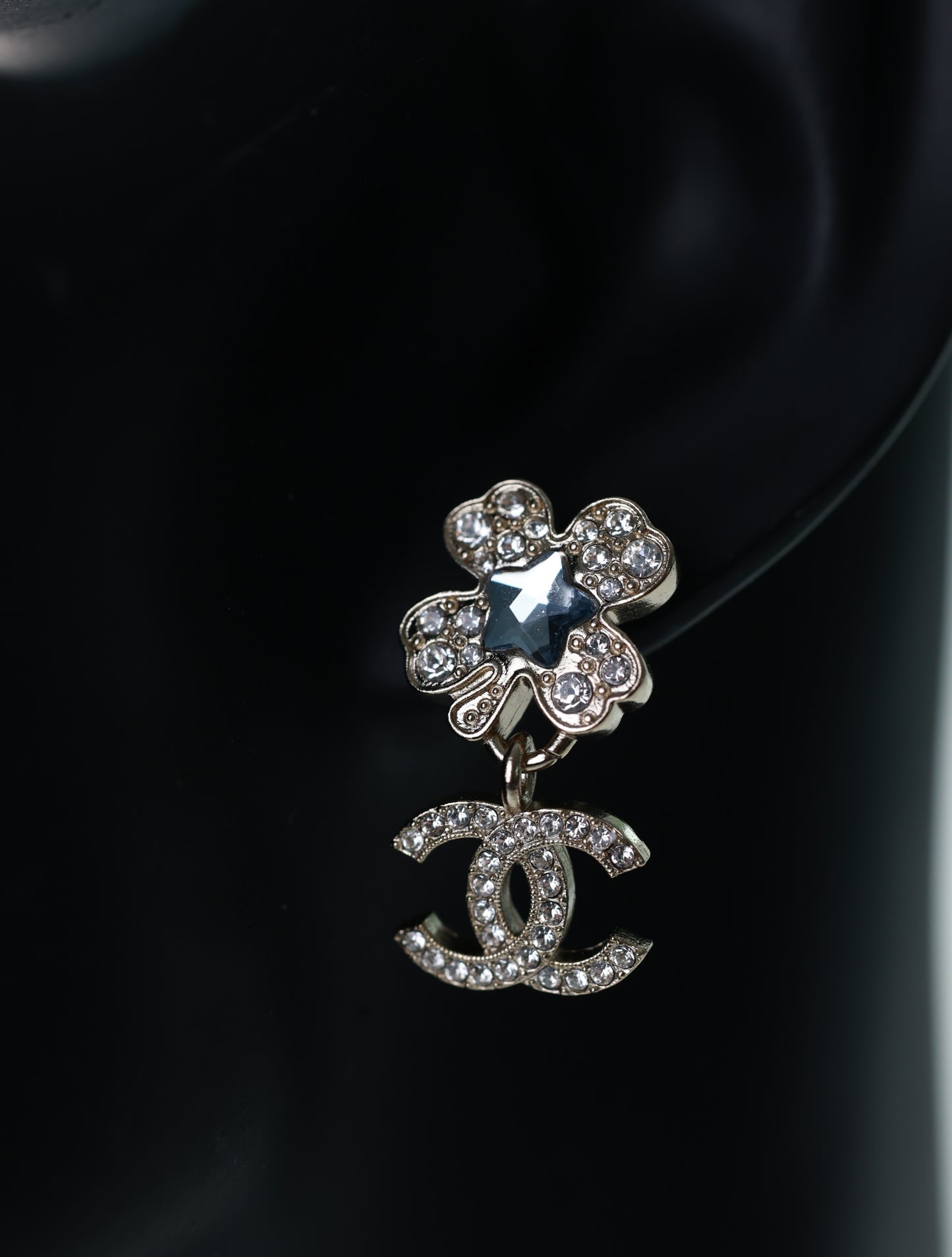 CHANEL Ohrringe Ohrstecker Kleeblatt mit CC Anhänger Strass Silber