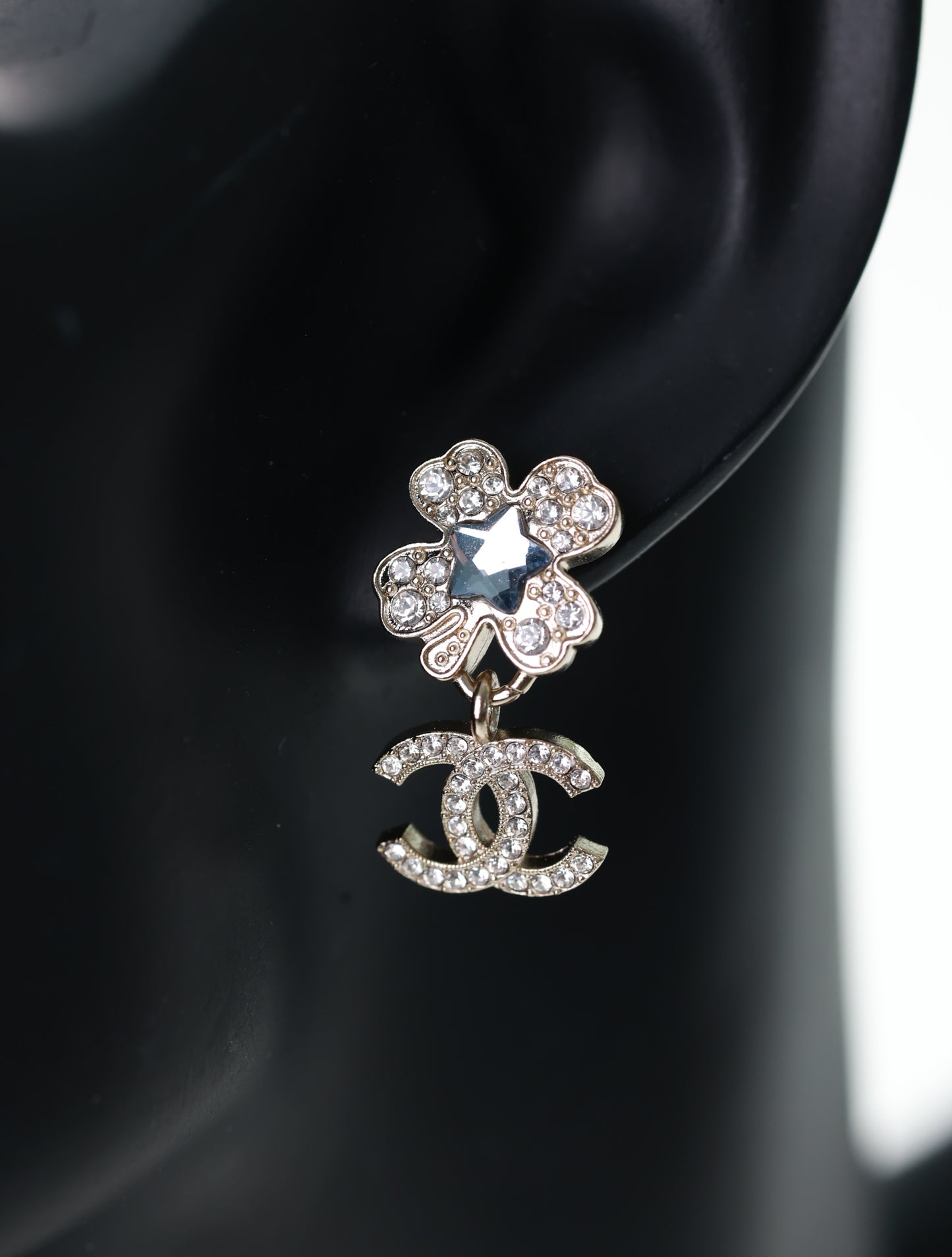 CHANEL Ohrringe Ohrstecker Kleeblatt mit CC Anhänger Strass Silber