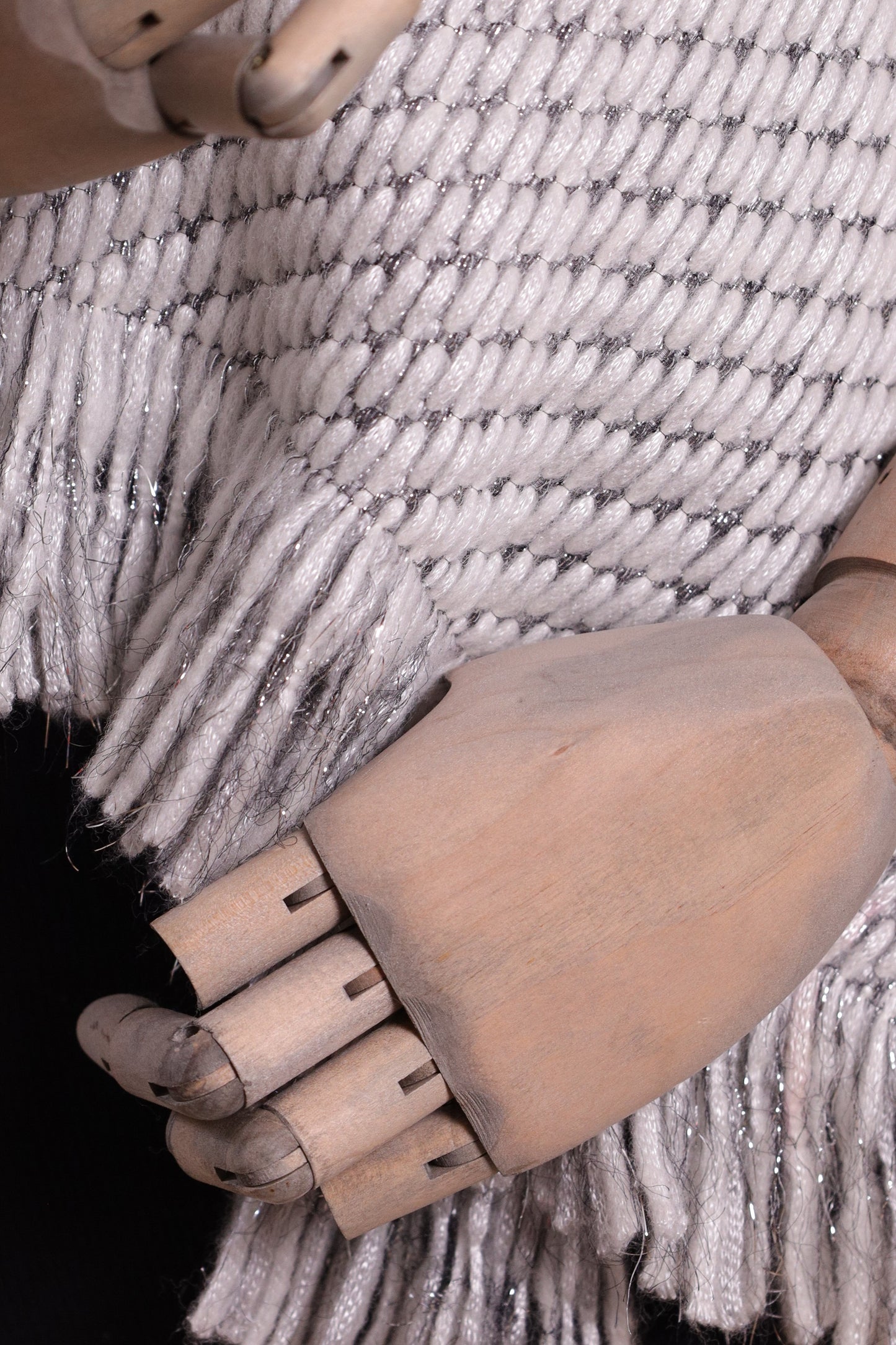 Sciarpa CHANEL in lana di colore grigio con fili e frange in lurex argento