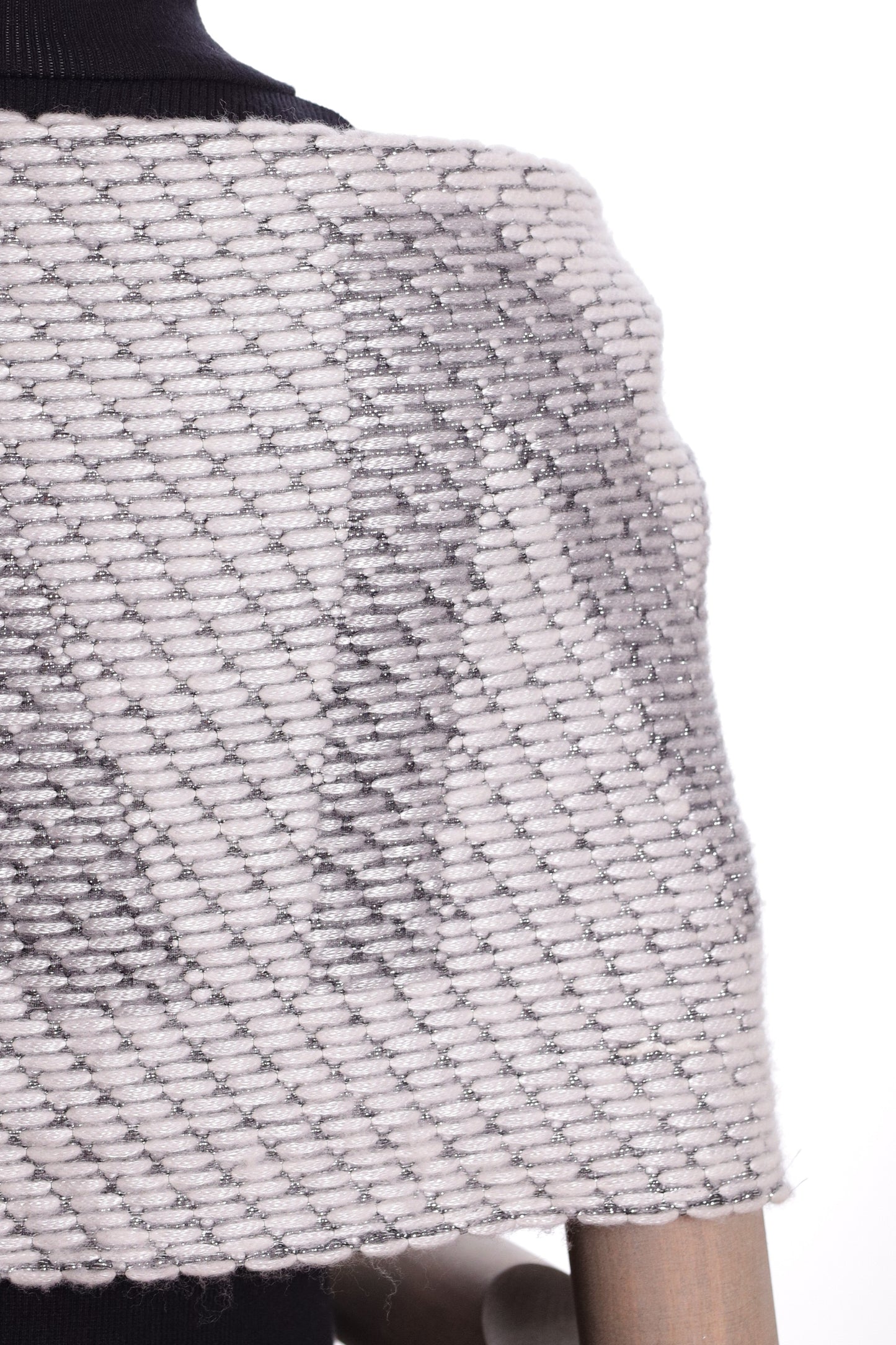 Sciarpa CHANEL in lana di colore grigio con fili e frange in lurex argento
