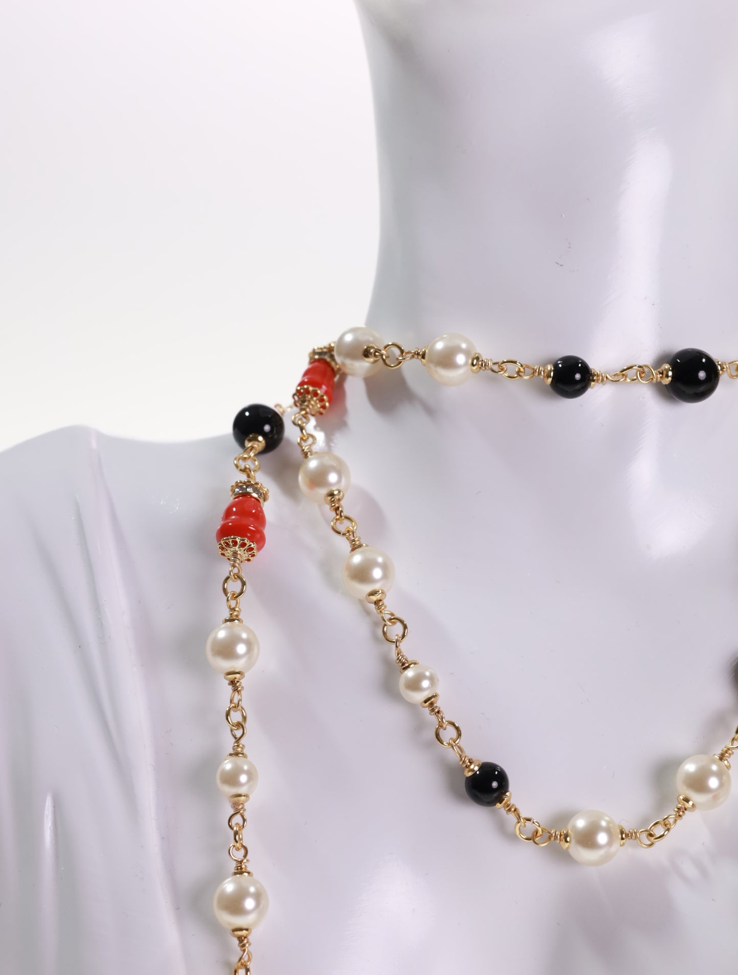 CHANEL lange Halskette Kette CC Perlen Perlenkette Gold Rot