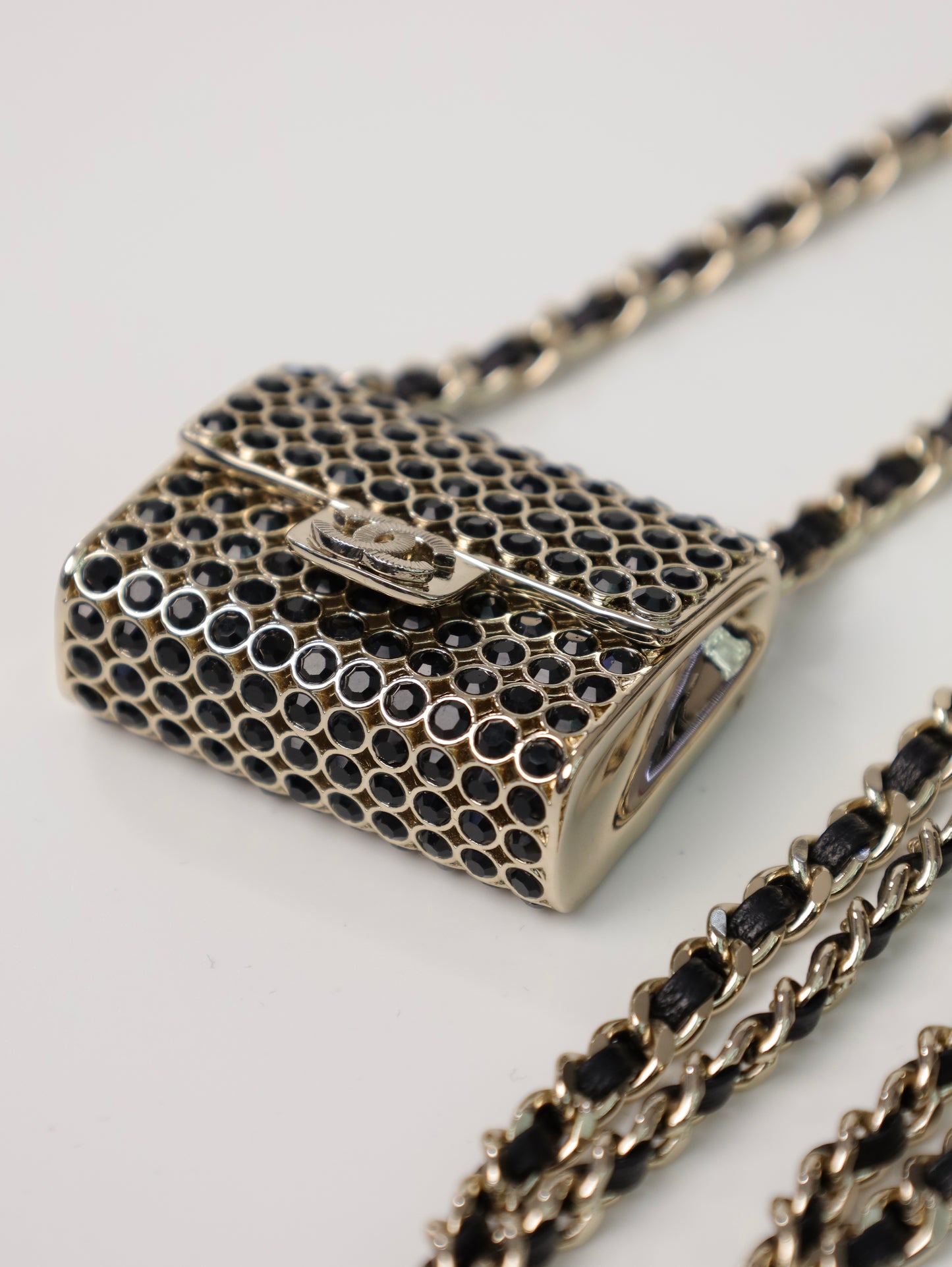 Collana lunga CHANEL con pendente con borsa di strass nero e oro