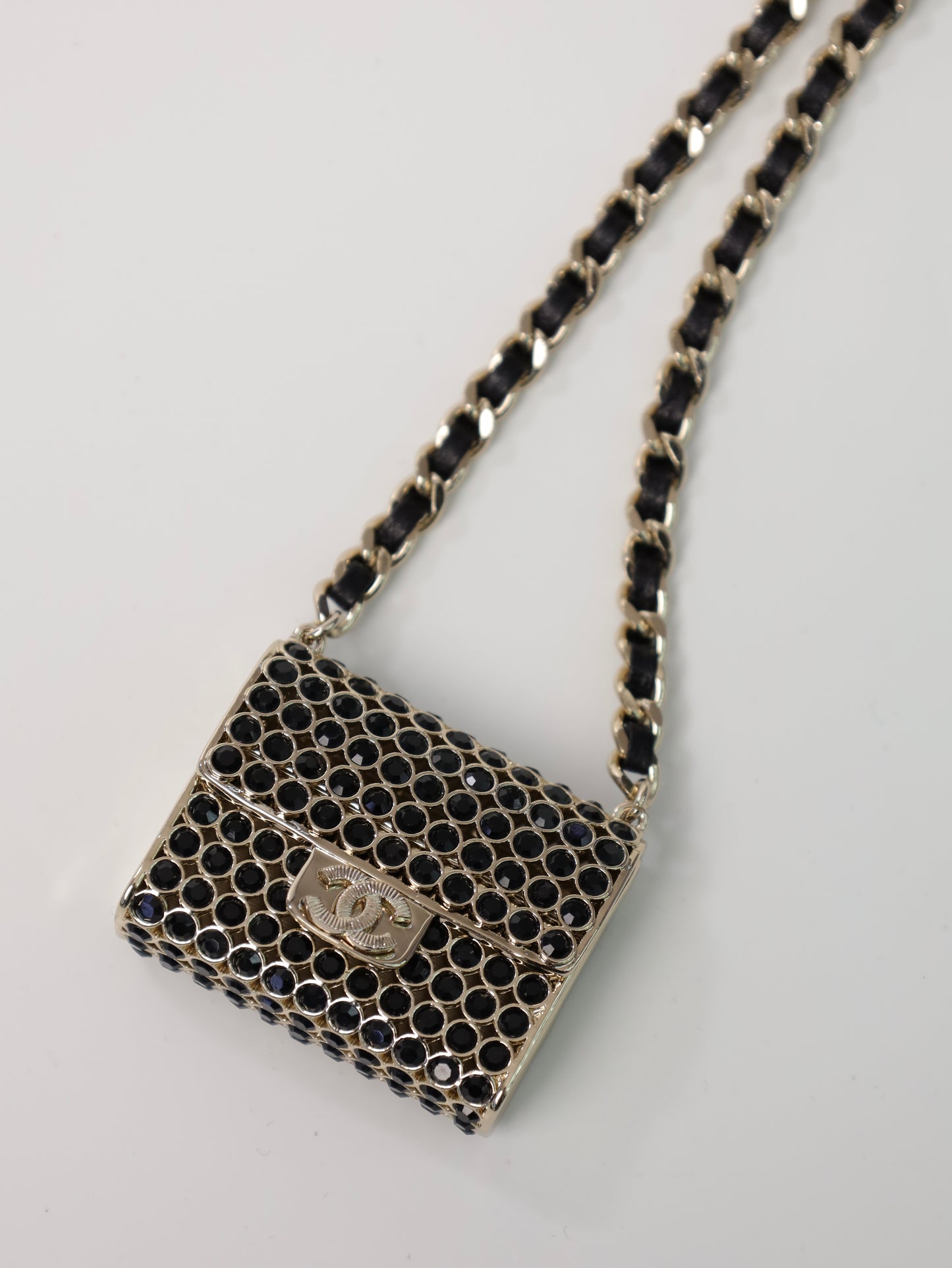 CHANEL lange Halskette mit Anhänger mit Strass Tasche Schwarz-Gold