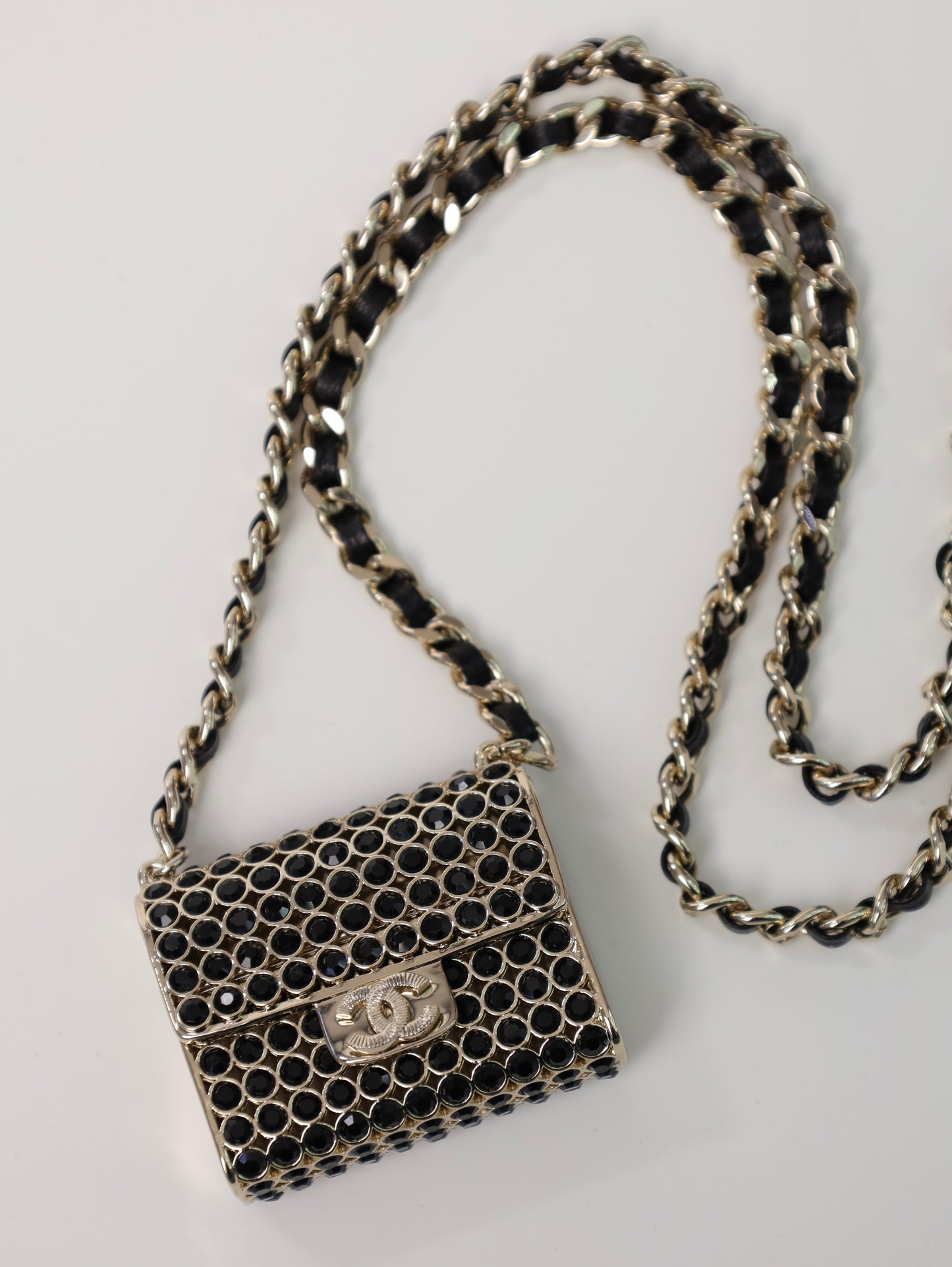 Collana lunga CHANEL con pendente con borsa di strass nero e oro