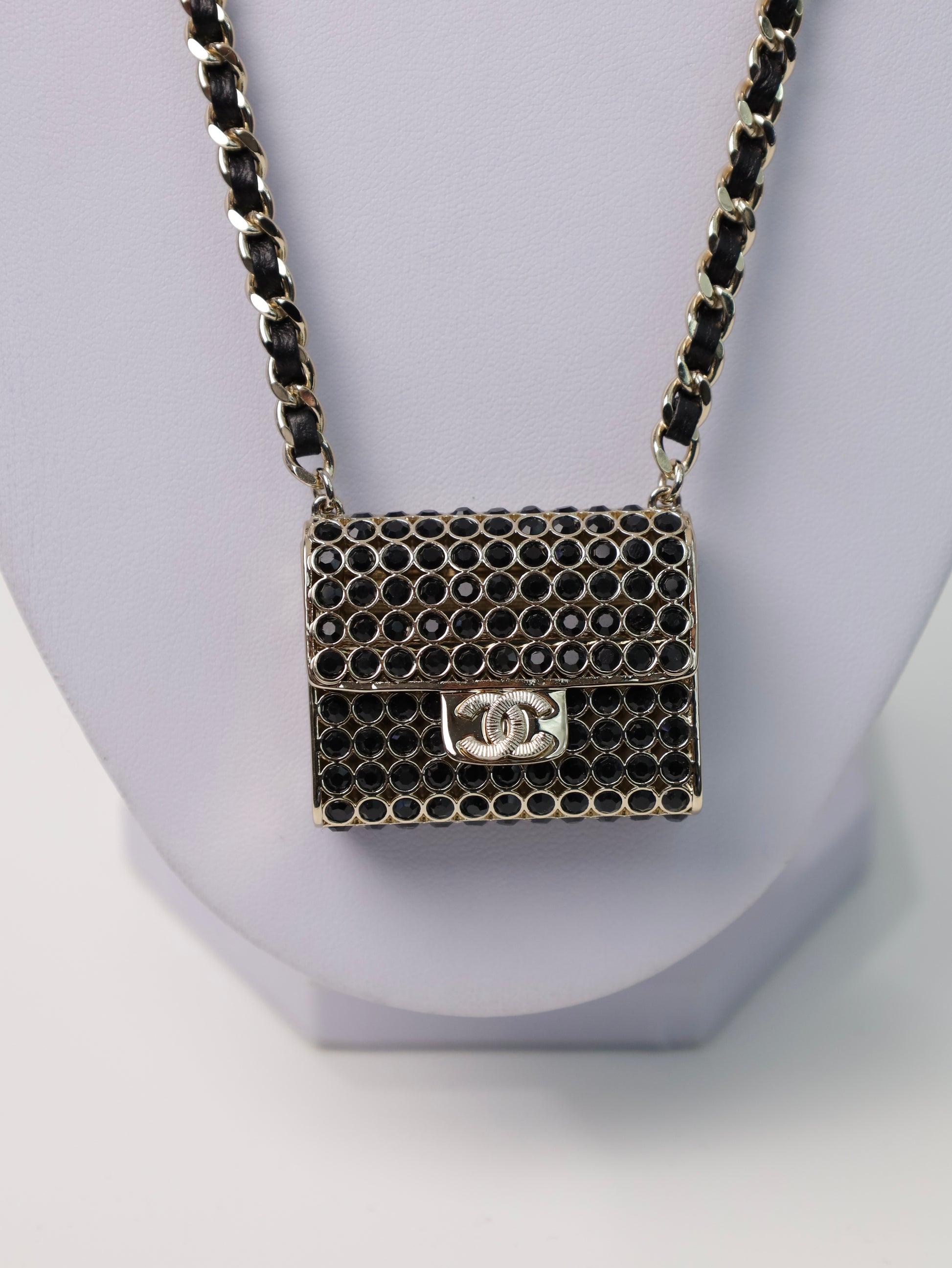 CHANEL lange Halskette mit Anhänger mit Strass Tasche Schwarz-Gold