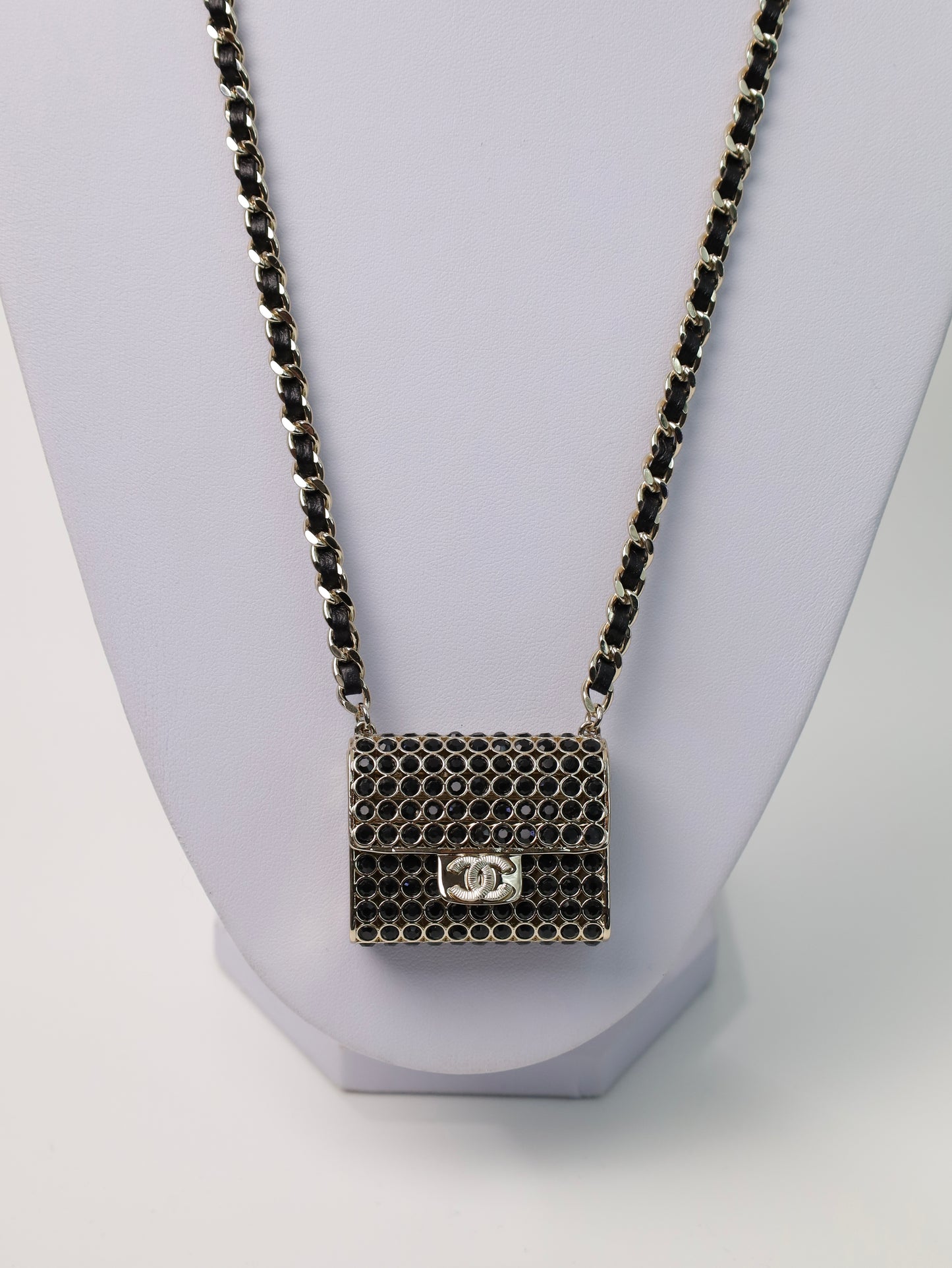 Collana lunga CHANEL con pendente con borsa di strass nero e oro