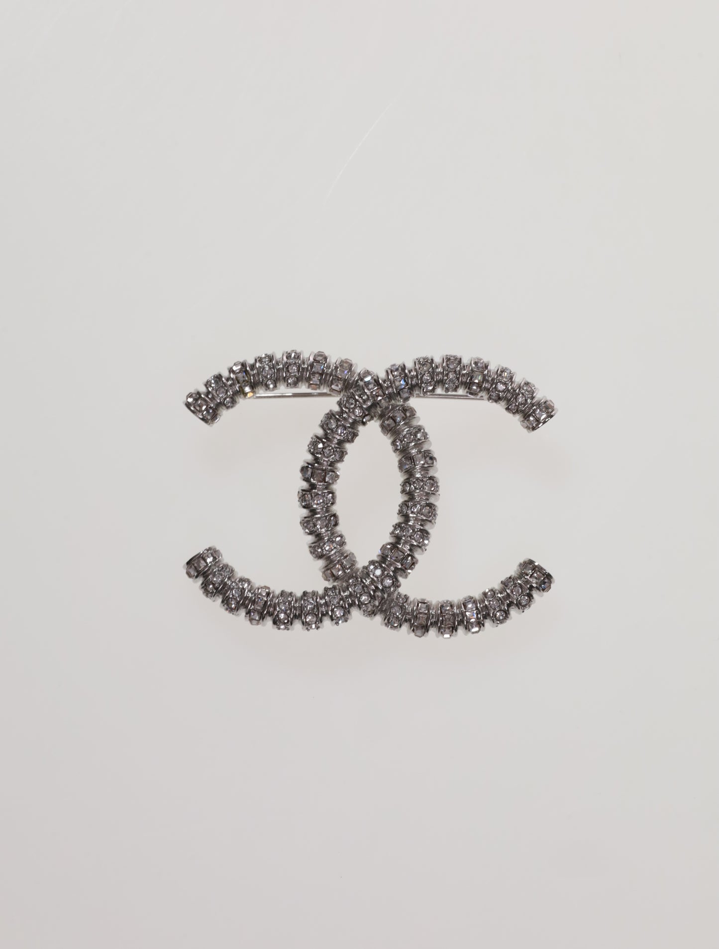 CHANEL brooch large CC in rhinestones and silver