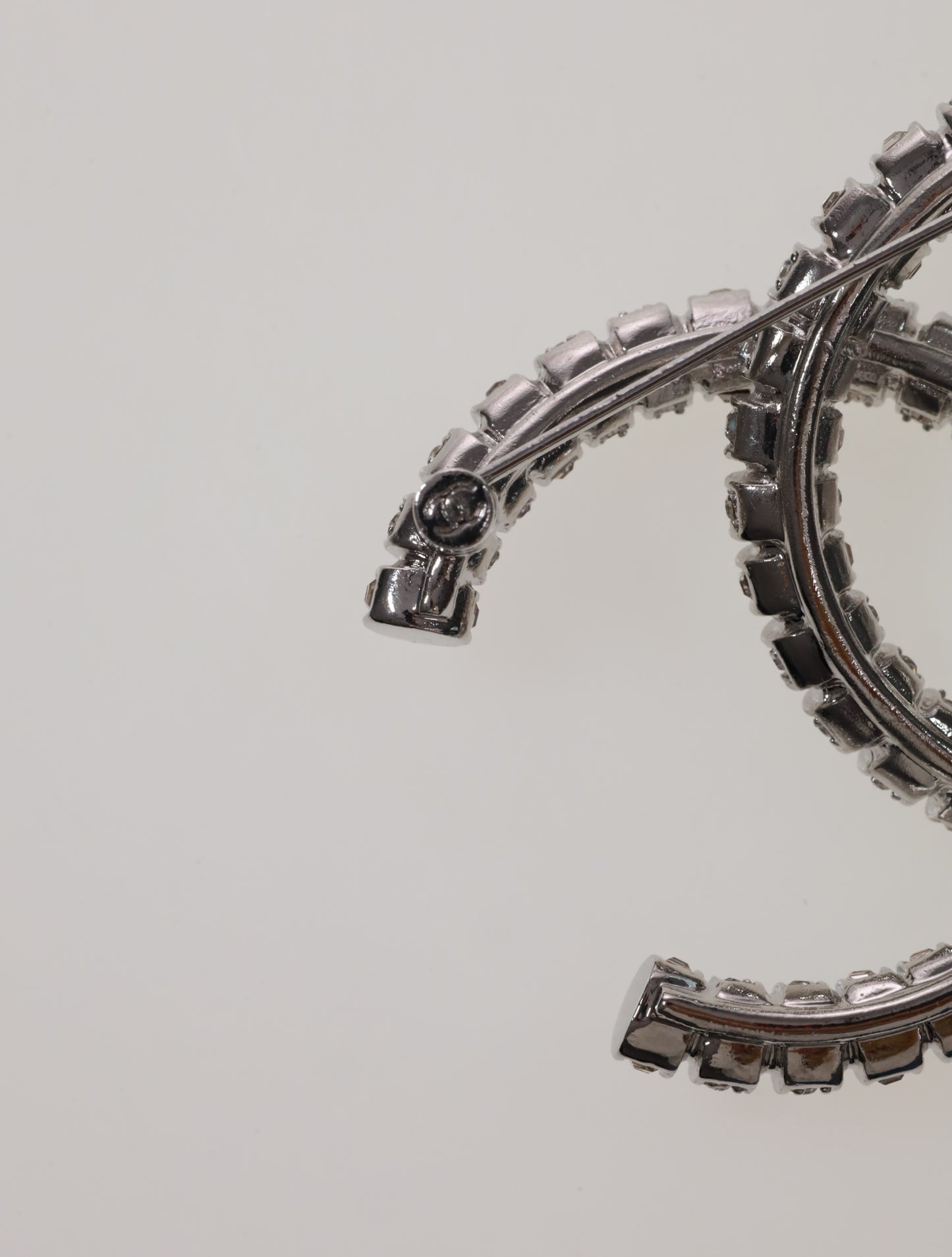 CHANEL brooch large CC in rhinestones and silver