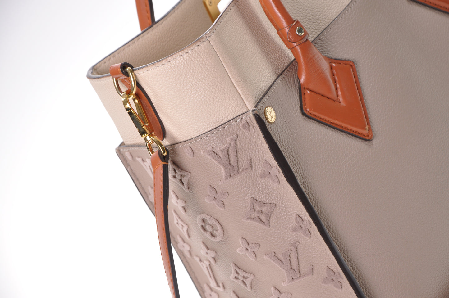 LOUIS VUITTON On My Side MM Leder Taupe/Creme/Braun geflockt