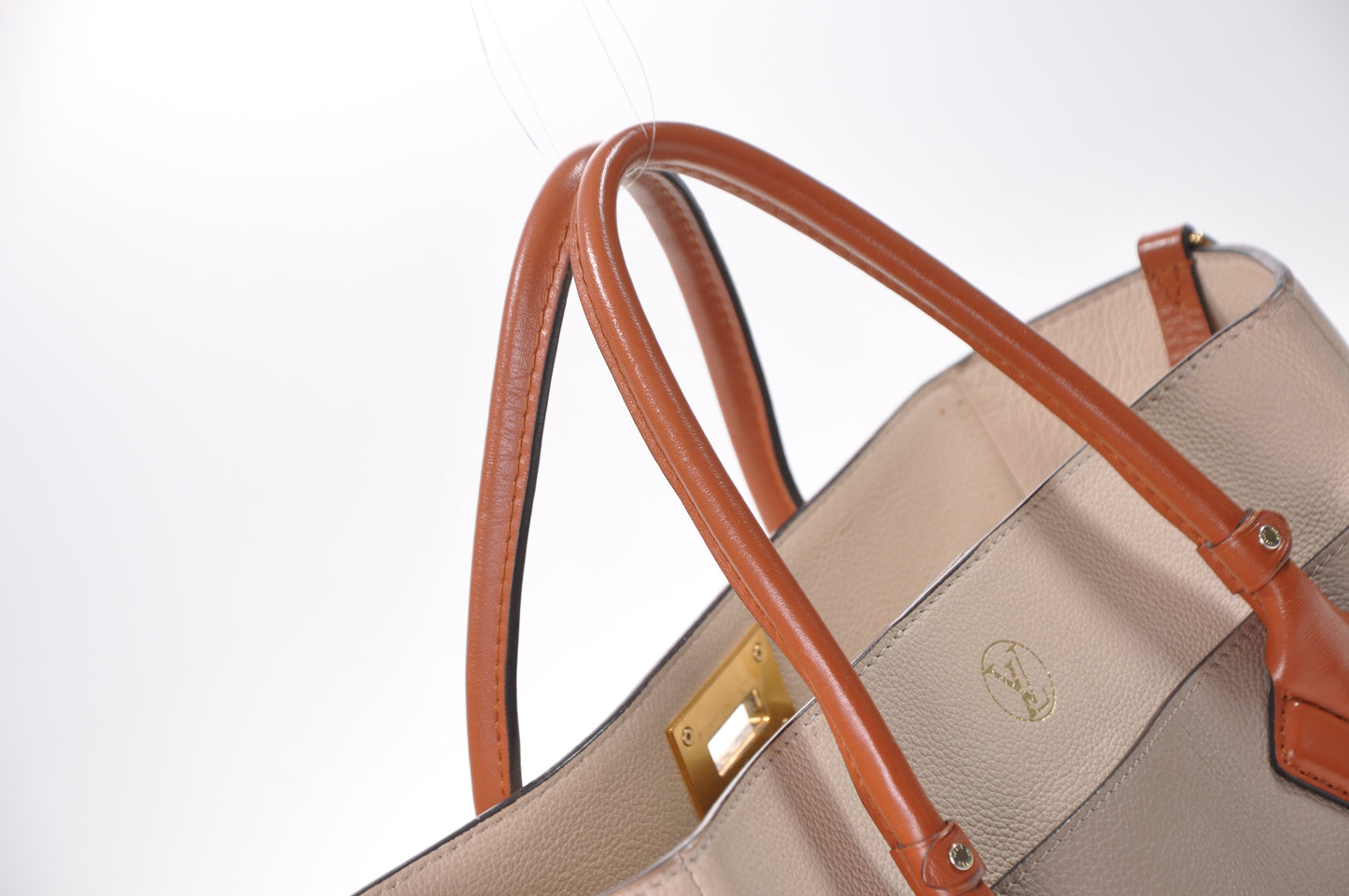 LOUIS VUITTON On My Side MM Leder Taupe/Creme/Braun geflockt