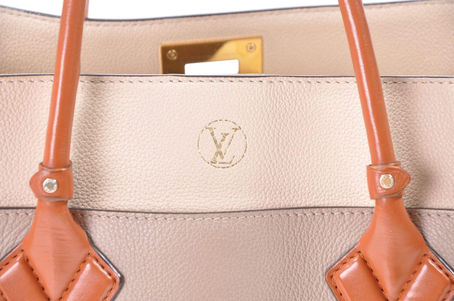 LOUIS VUITTON On My Side MM Leder Taupe/Creme/Braun geflockt