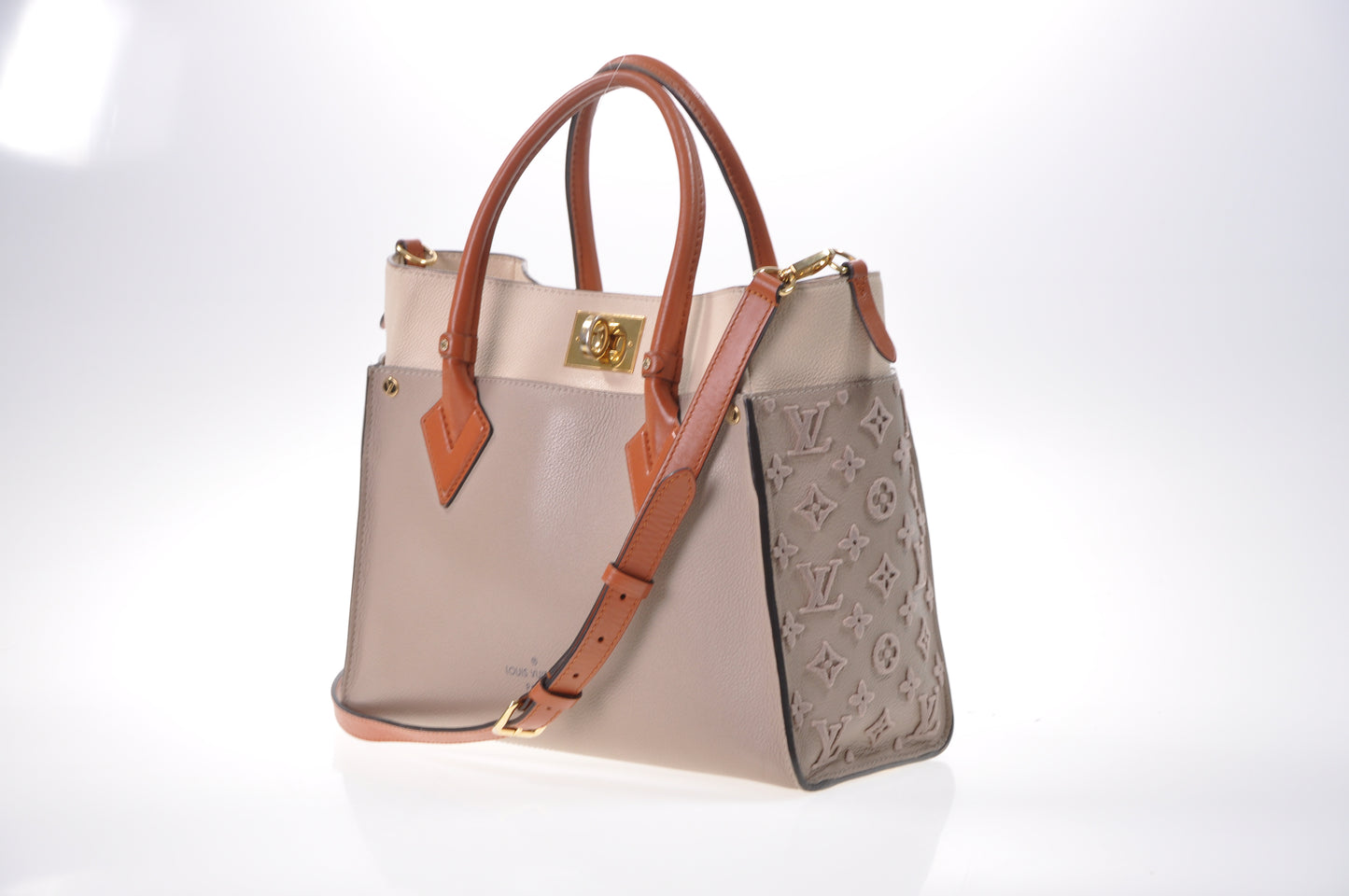 LOUIS VUITTON On My Side MM Leder Taupe/Creme/Braun geflockt
