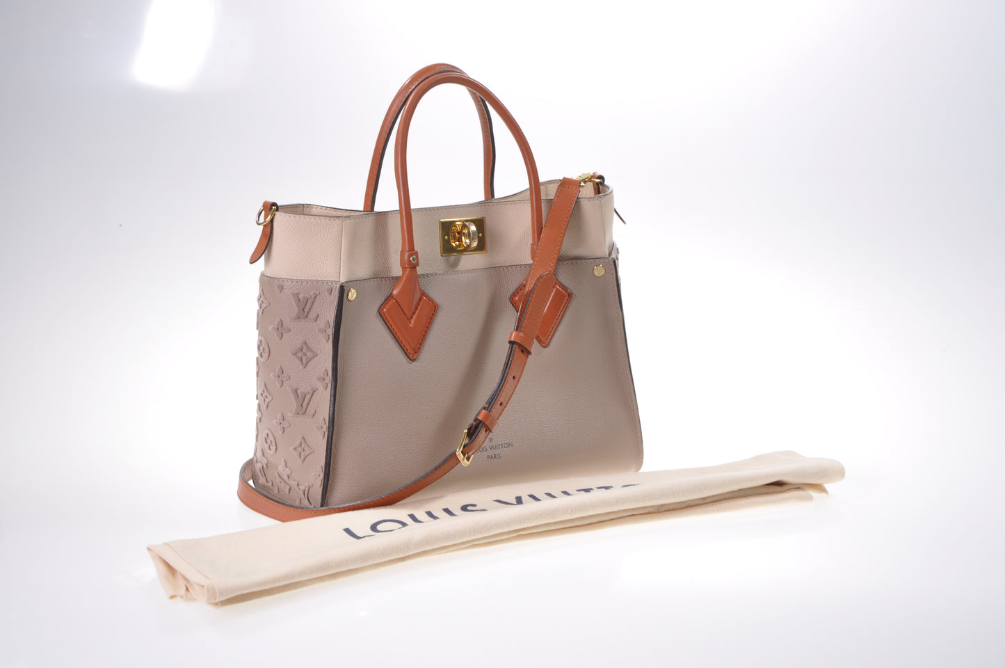 LOUIS VUITTON On My Side MM Leder Taupe/Creme/Braun geflockt