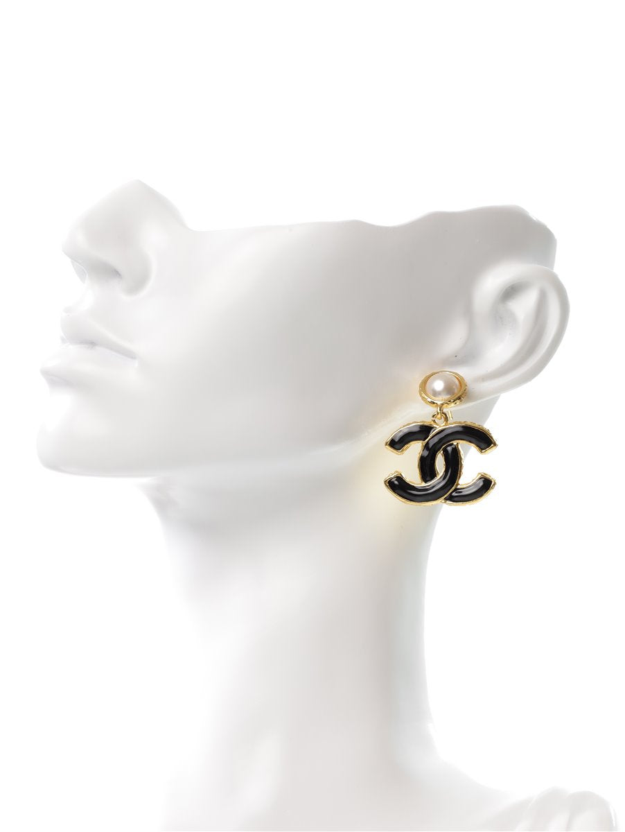 CHANEL Ohrringe in Gold-Schwarz mit großem CC und Perle
