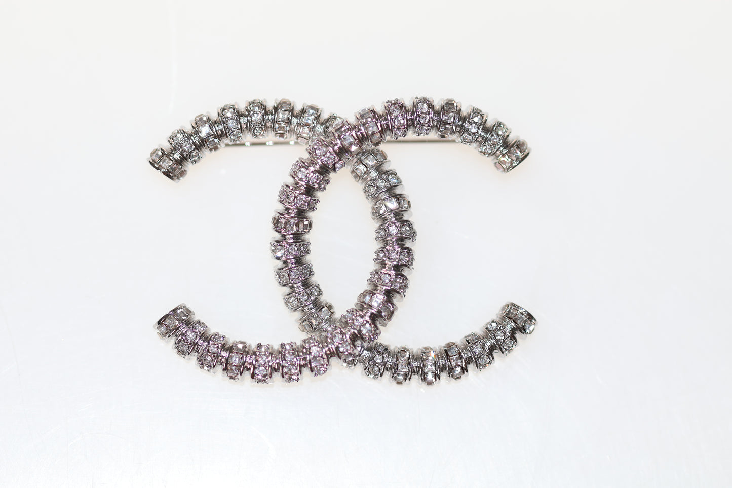 Spilla CHANEL grande CC in strass e argento