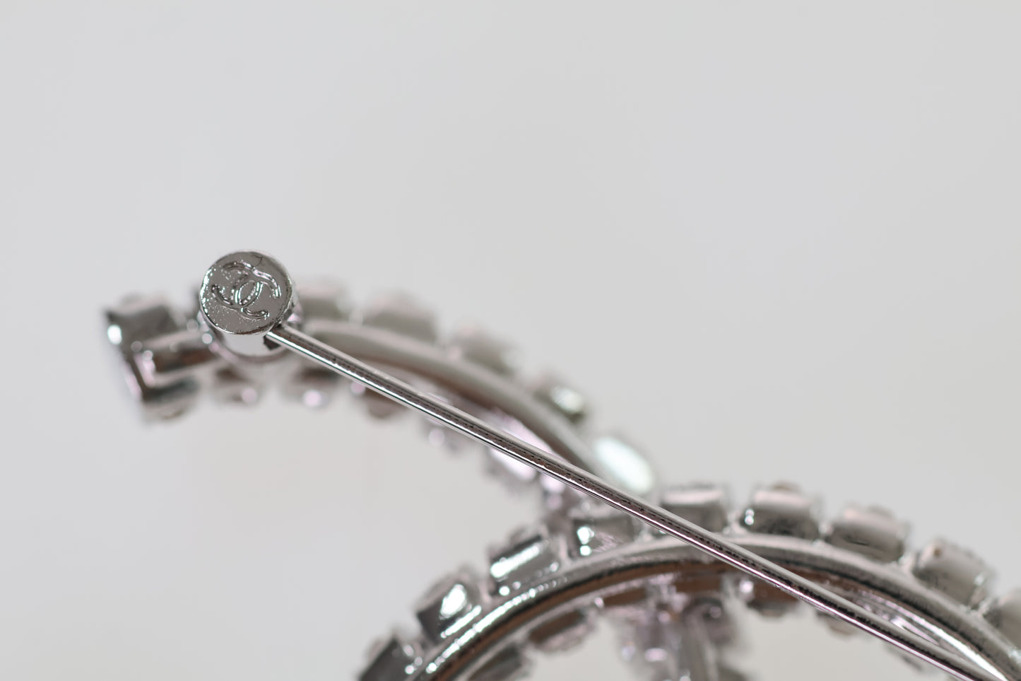 Spilla CHANEL grande CC in strass e argento