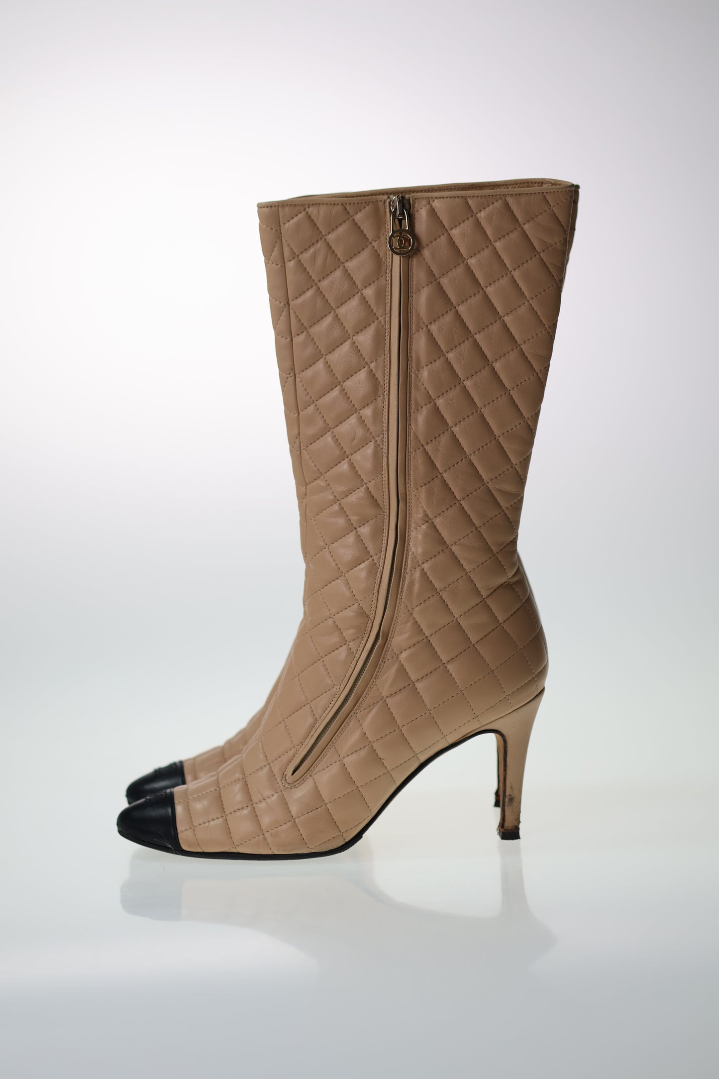CHANEL Vintage Beige & Black Quilted Boots Stiefel Gr. 40/41 CC Lambskin