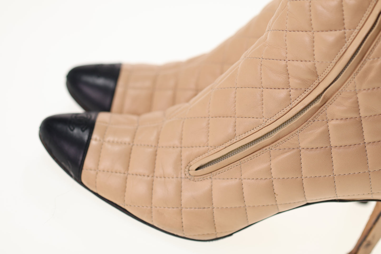 CHANEL Vintage Beige & Black Quilted Boots Stiefel Gr. 40/41 CC Lambskin