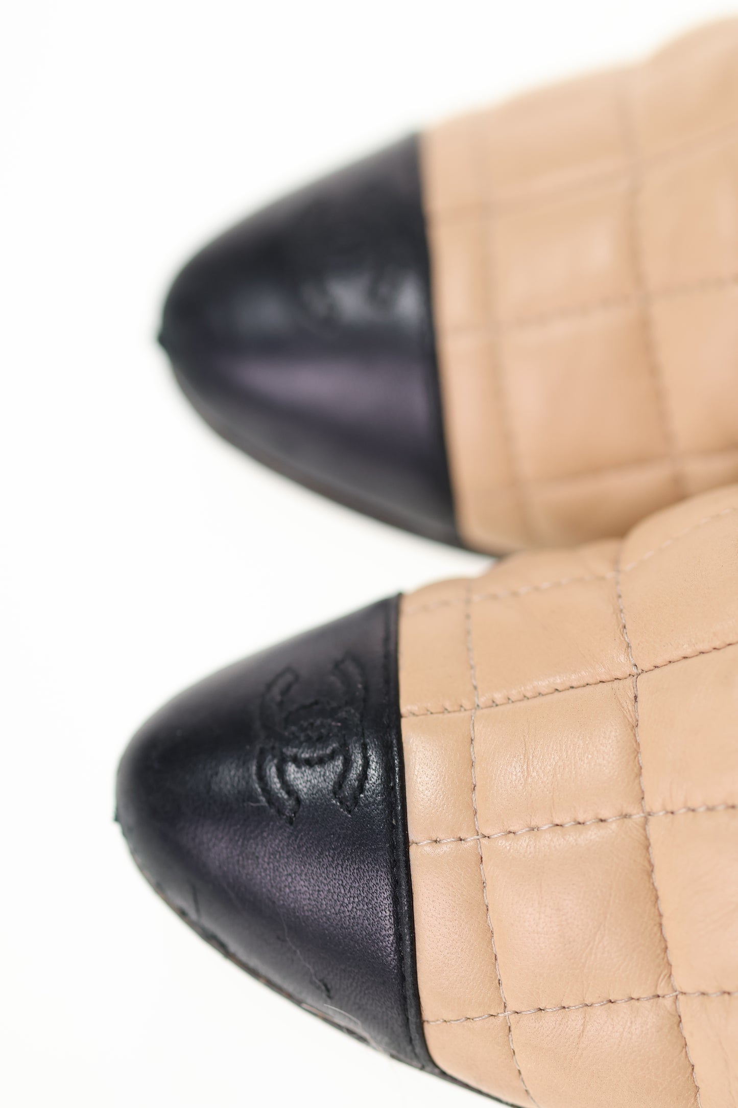 CHANEL Vintage Beige & Black Quilted Boots Stiefel Gr. 40/41 CC Lambskin