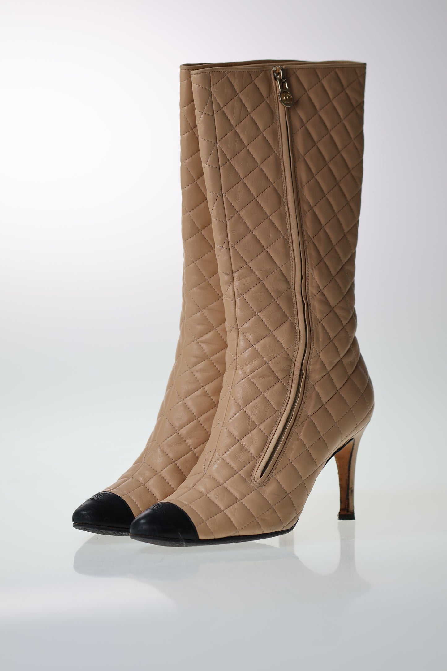CHANEL Vintage Beige & Black Quilted Boots Stiefel Gr. 40/41 CC Lambskin