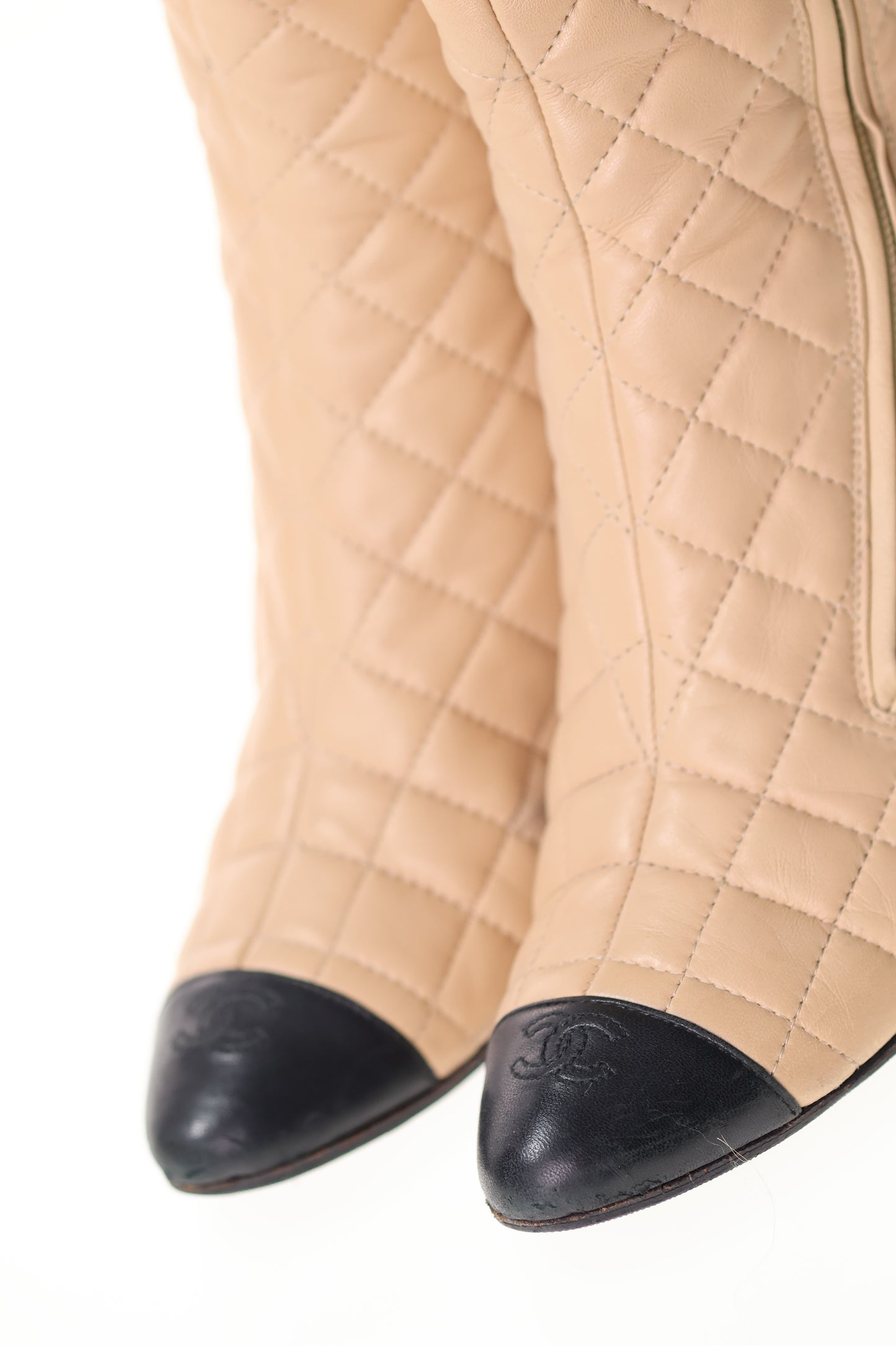 CHANEL Vintage Beige & Black Quilted Boots Stiefel Gr. 40/41 CC Lambskin