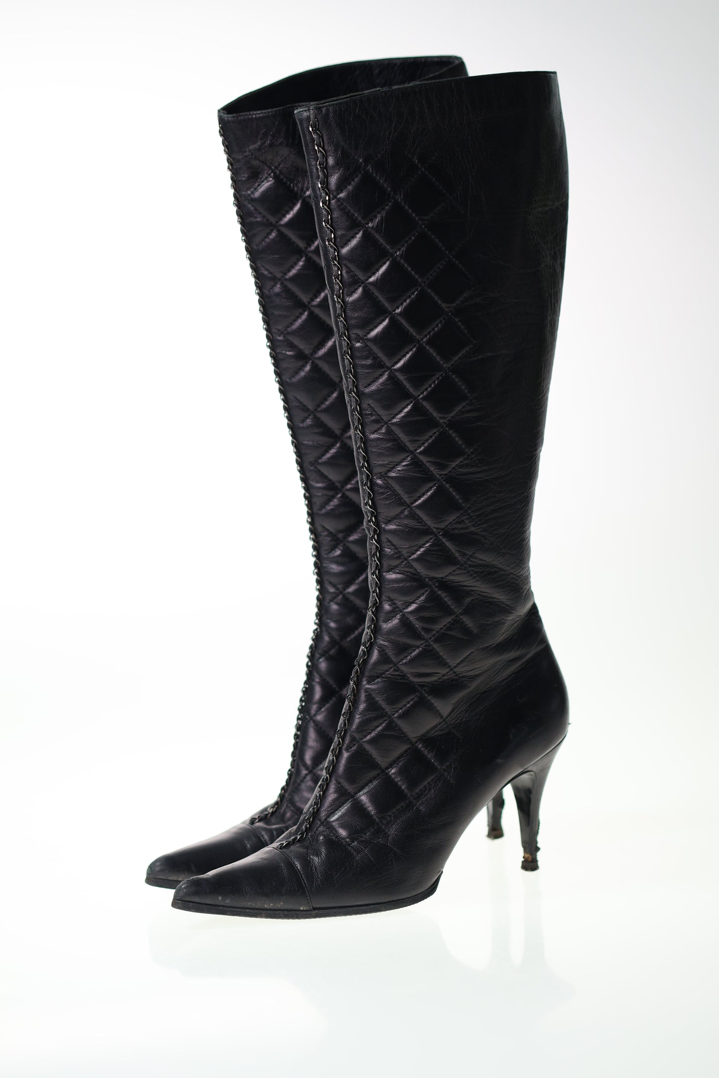 CHANEL Black Quilted Boots Stiefel Gr. 40/41 CC Lambskin Spitz Kette