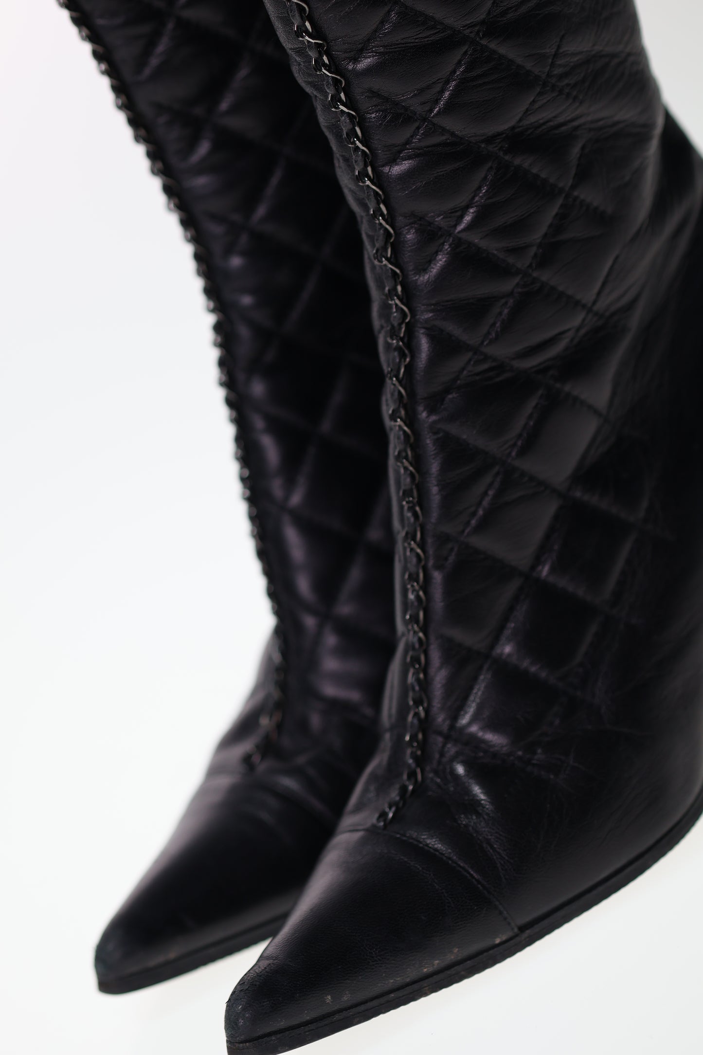 CHANEL Black Quilted Boots Stiefel Gr. 40/41 CC Lambskin Spitz Kette