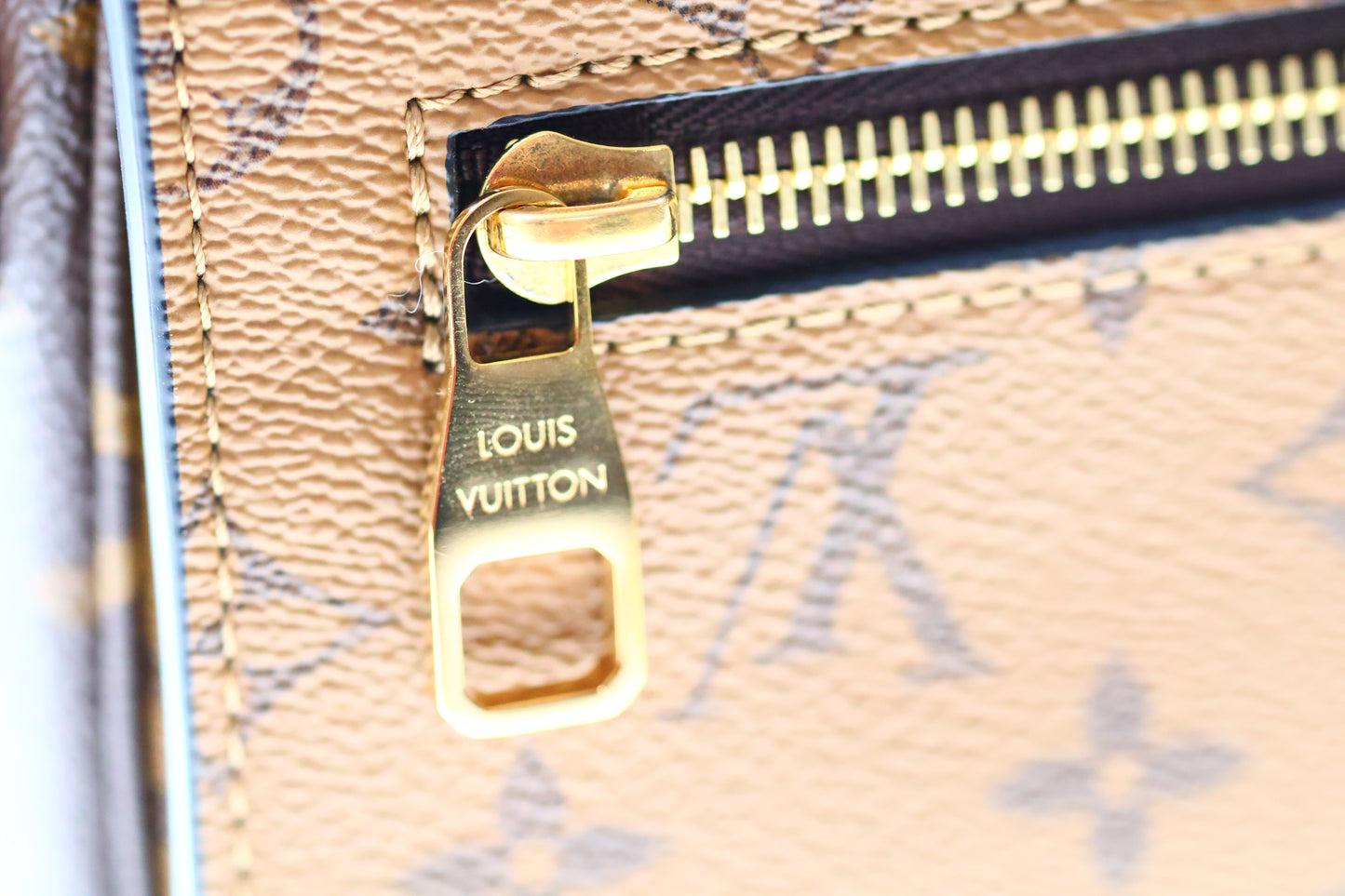 Borsa a tracolla LOUIS VUITTON Metis Monogram Infrarouge Nero-Rosso
