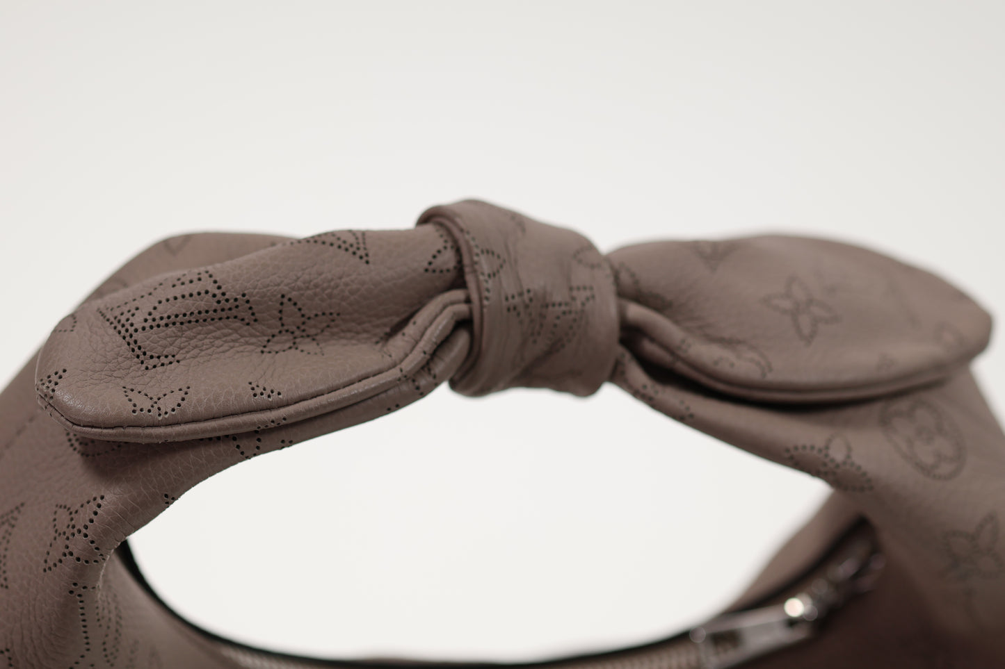LOUIS VUITTON Perché Nodo PM Mahina Noir M20703